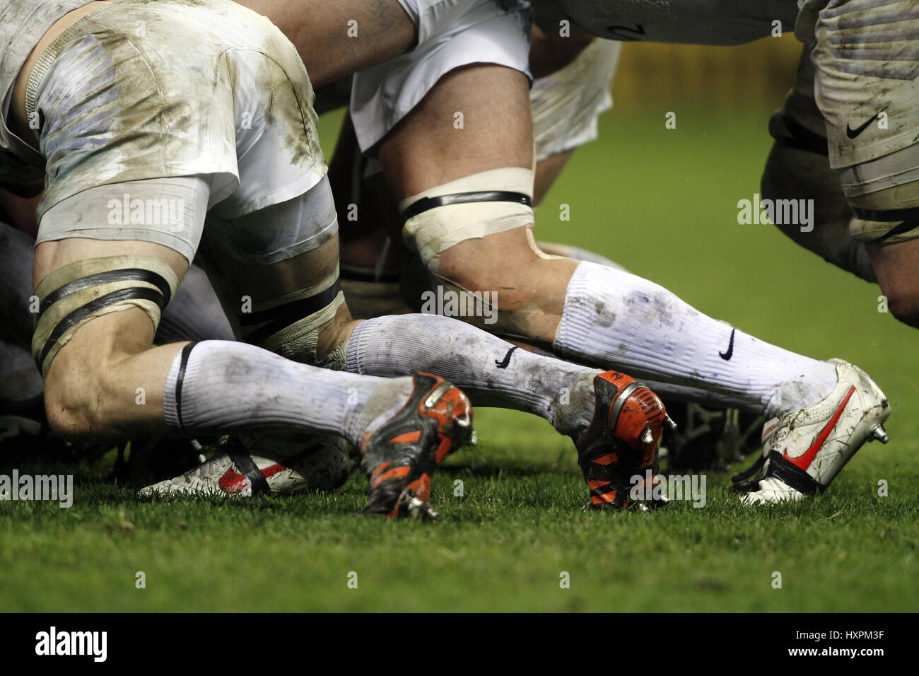 Creuser LES JOUEURS PIEDS DANS TURF INTERNATIONAL RUGBY INTERNATIONAL RUGBY TWICKENHAM MIDDLESEX ANGLETERRE 17 Mars 2012 Banque D'Images