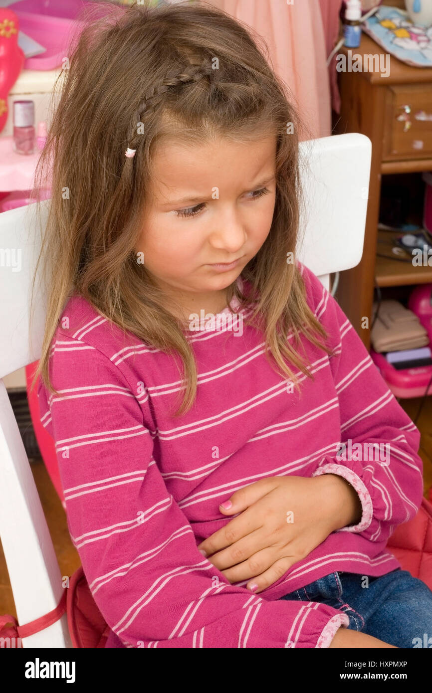 Fillette de 5 ans se trouve malheureusement dans le fauteuil (MR), Mädchen im fünfjähriges sitzt traurig Stuhl (Mr) Banque D'Images