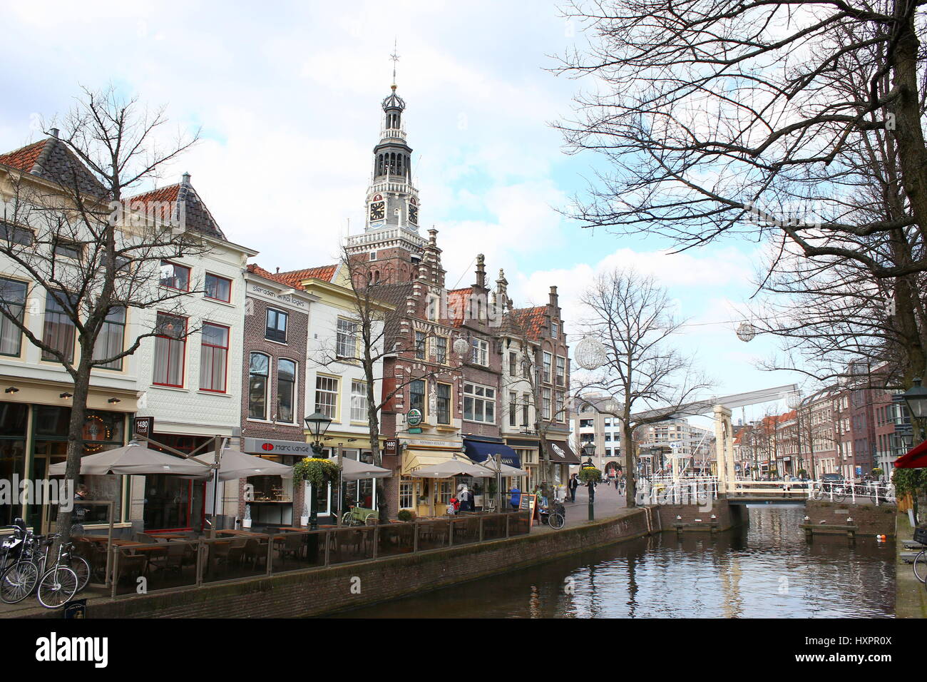 Maisons à pignons historique du 17ème siècle au canal central Mient, Alkmaar, Pays-Bas. Tour de De Waag (maison) à l'arrière-plan Banque D'Images