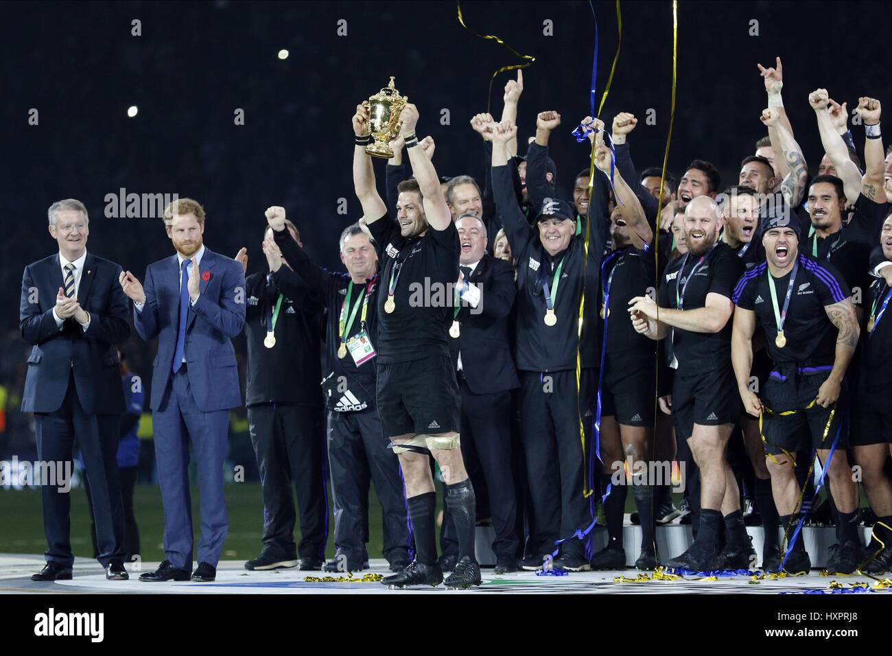 RICHIE MCCAW LÈVE LA COUPE DU MONDE NOUVELLE ZÉLANDE Nouvelle-Zélande Australie V V TWICKENHAM Londres Angleterre 31 octobre 2015 Banque D'Images