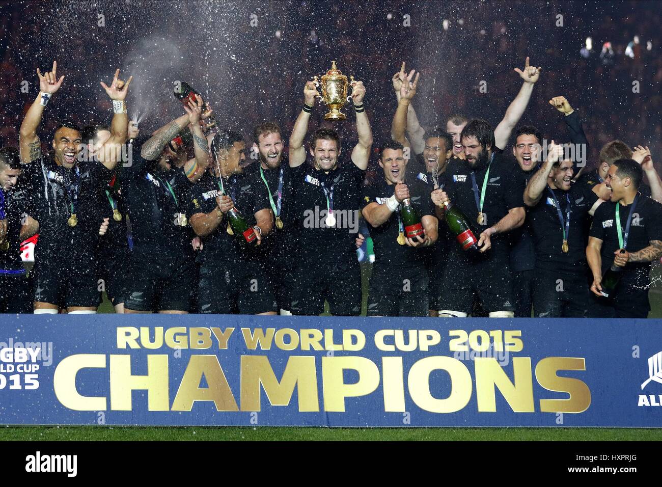 RICHIE MCCAW LÈVE LA COUPE DU MONDE NOUVELLE ZÉLANDE Nouvelle-Zélande Australie V V TWICKENHAM Londres Angleterre 31 octobre 2015 Banque D'Images