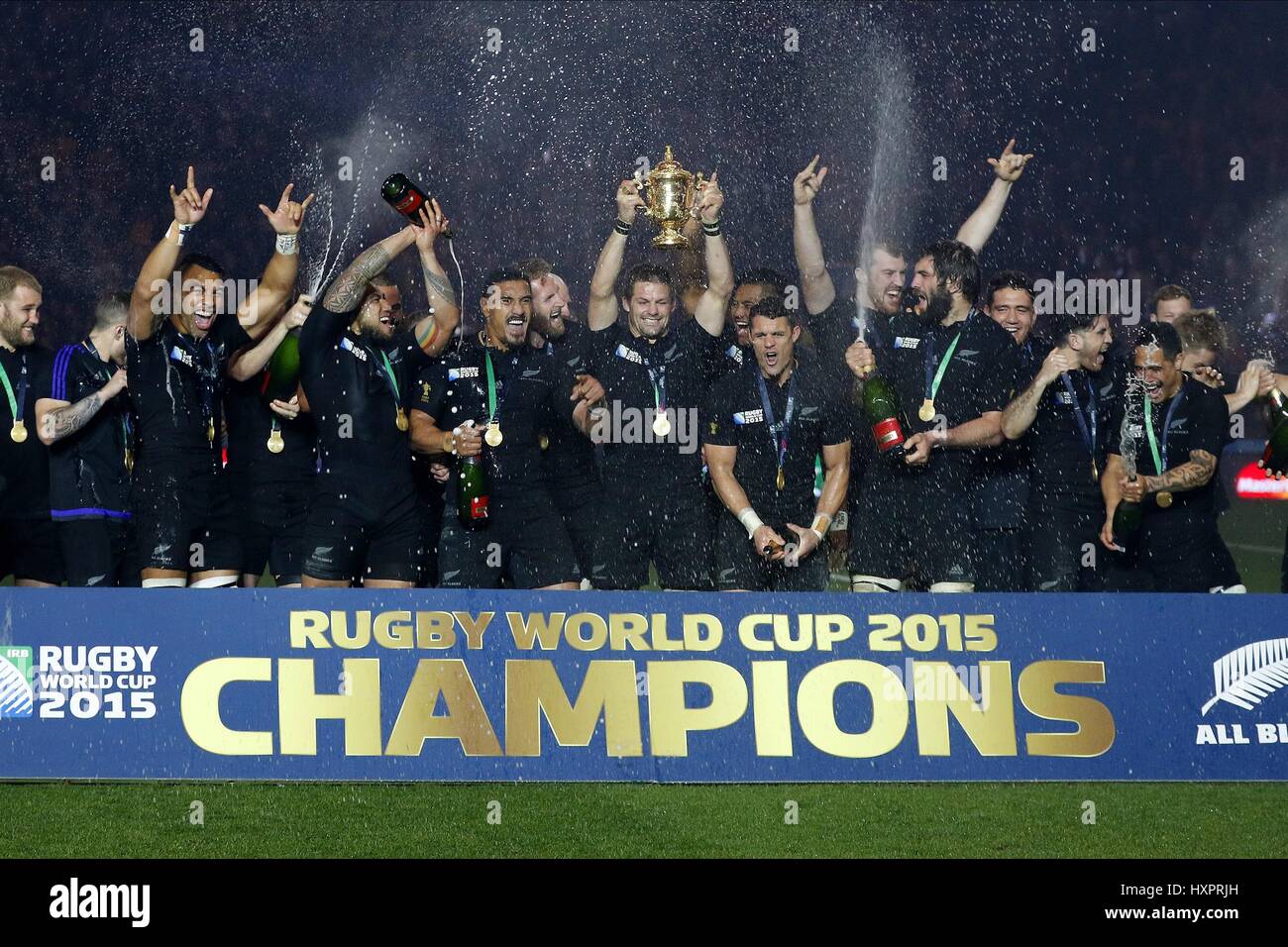 RICHIE MCCAW LÈVE LA COUPE DU MONDE NOUVELLE ZÉLANDE Nouvelle-Zélande Australie V V TWICKENHAM Londres Angleterre 31 octobre 2015 Banque D'Images