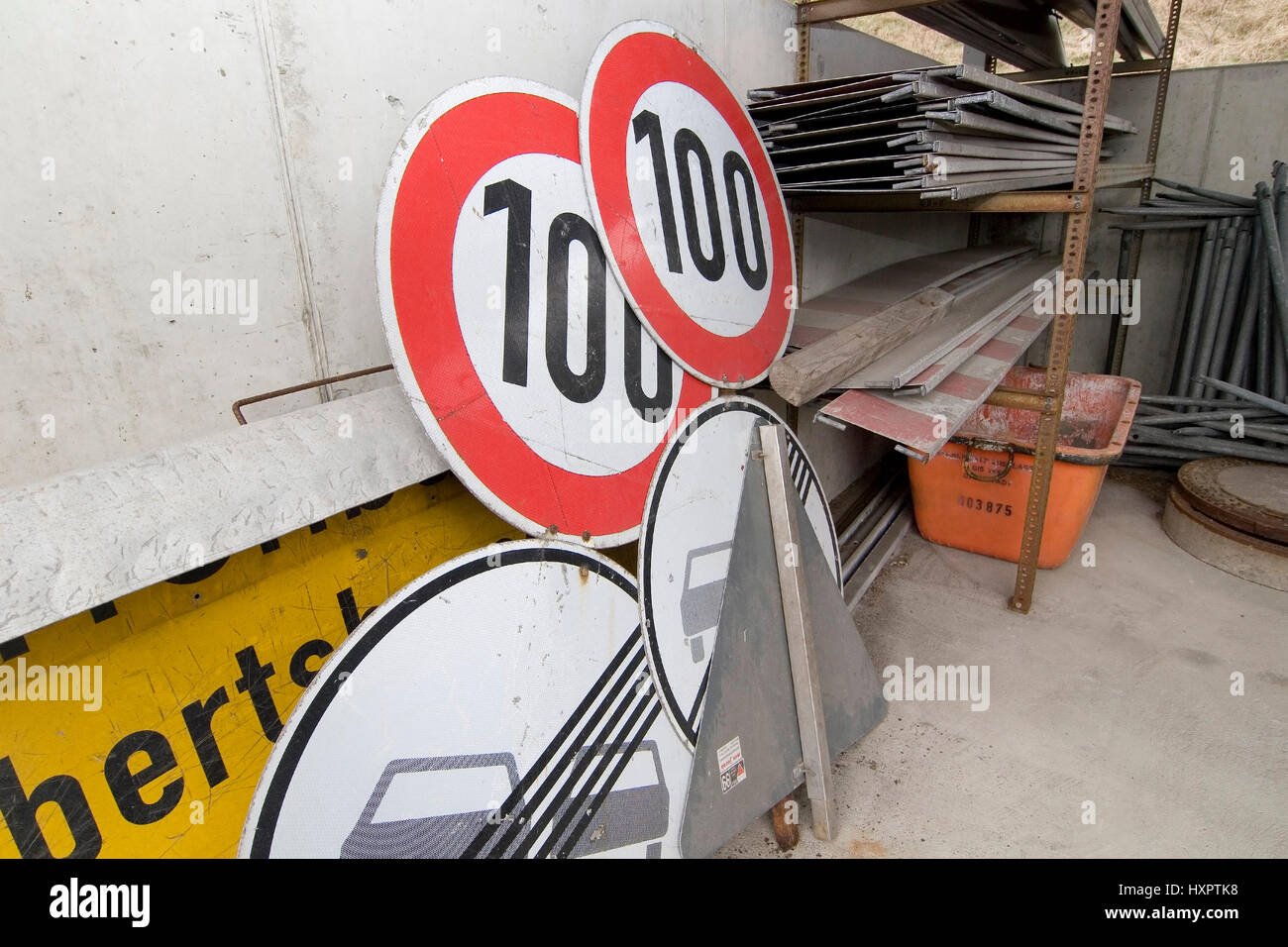 Jeter la signalisation routière (ausrangierte Verkehrsschilder Pr), (pr) Banque D'Images