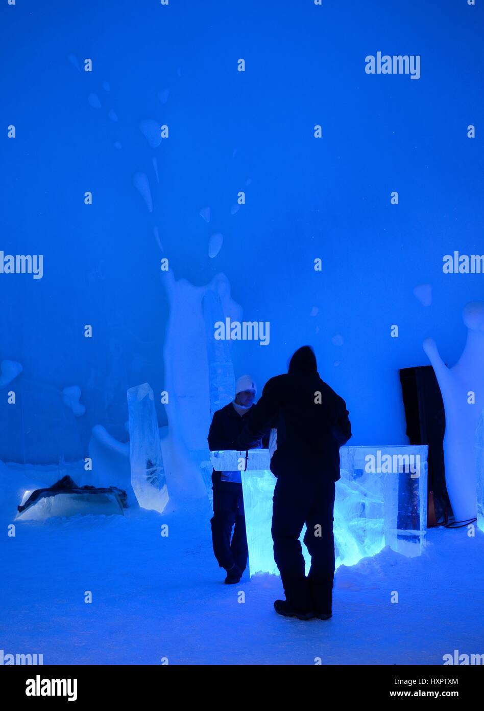 Les personnes qui boivent au bar de glace, l'Hôtel de Glace, Jukkasjarvi (Suède), décembre. Banque D'Images