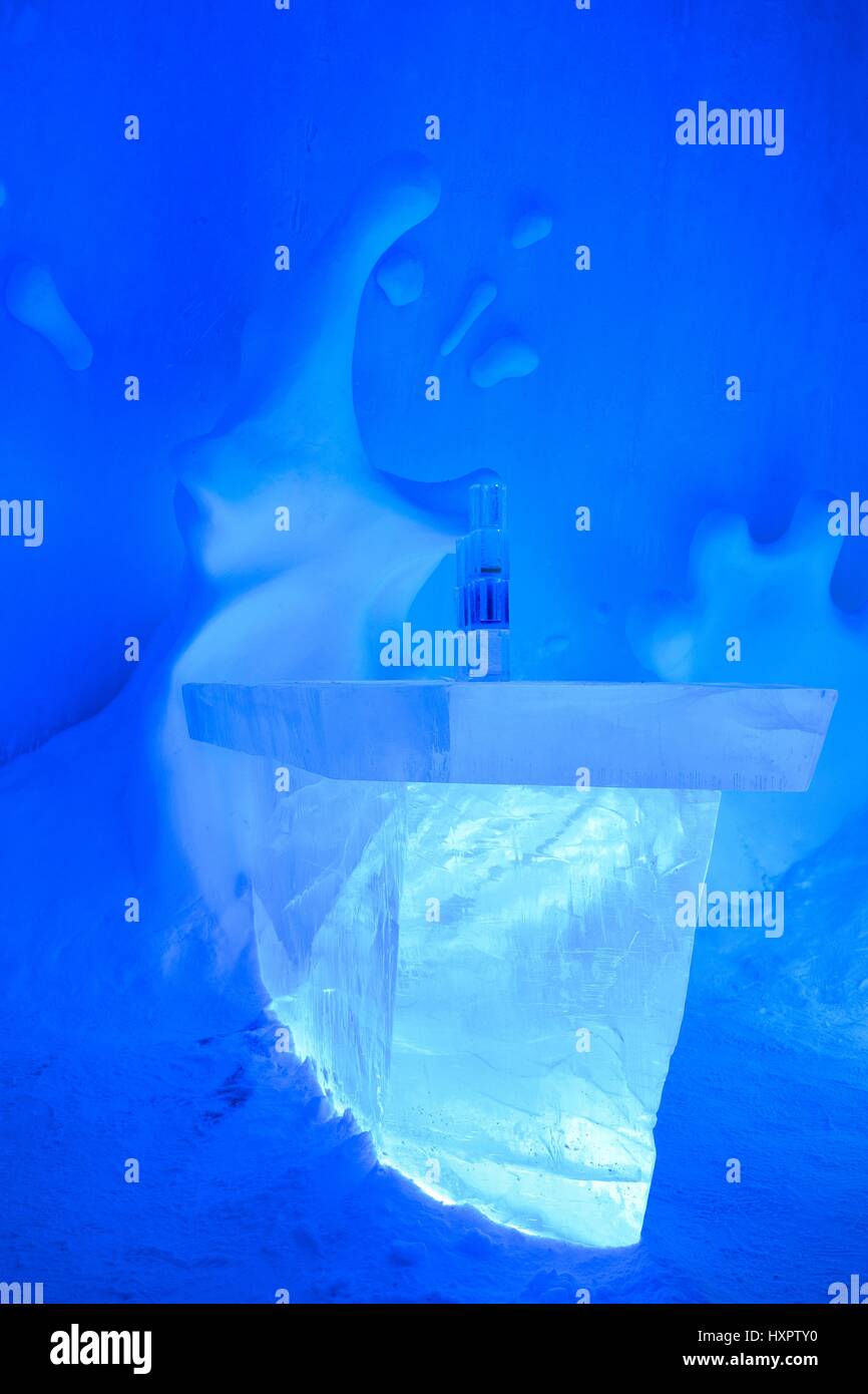 Table de bar à glaces et verres fabriqués à partir de la glace de lac clair, l'Hôtel de Glace, Jukkasjarvi (Suède), décembre. Banque D'Images