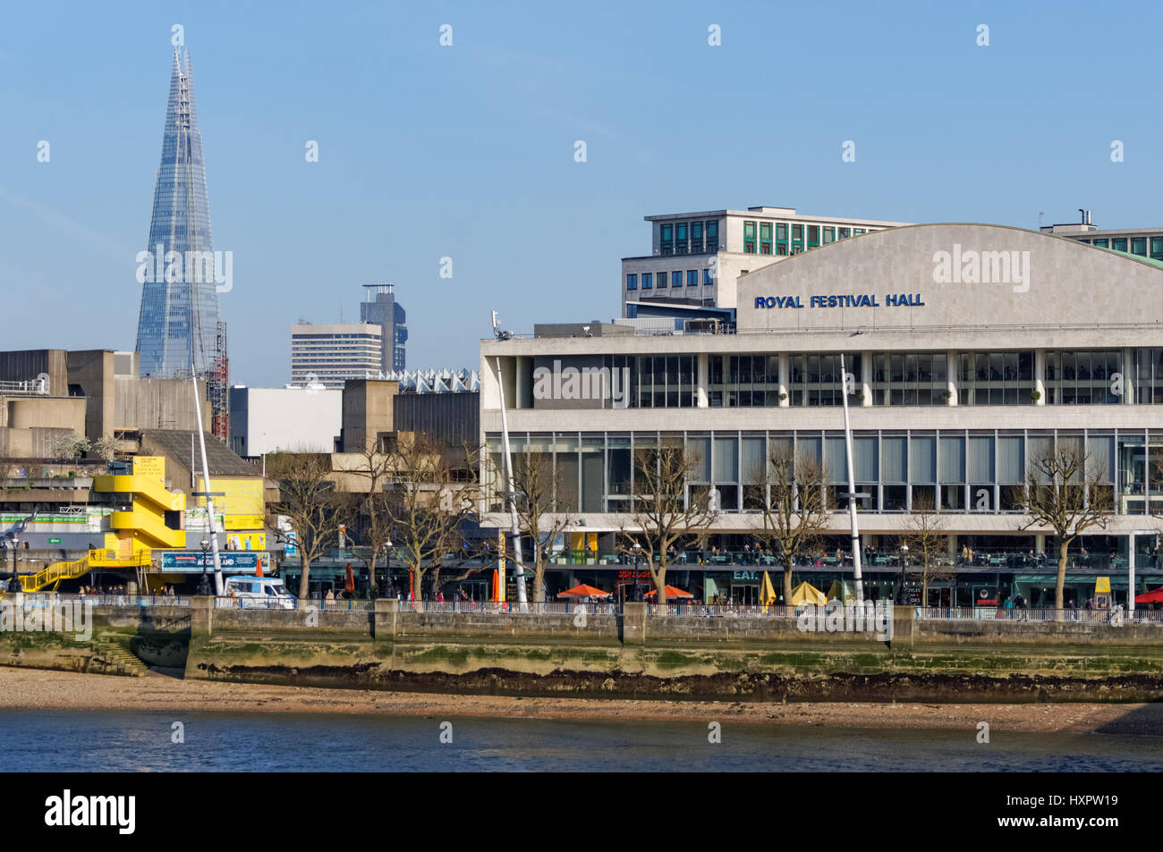 Royal Festival Hall à Southbank Centre avec le fragment dans l'arrière-plan, Londres Angleterre Royaume-Uni UK Banque D'Images