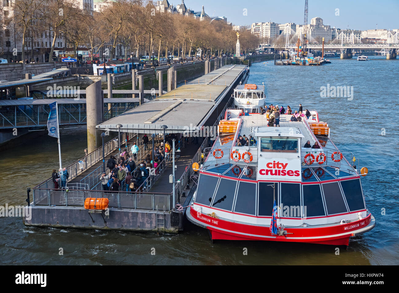 Les bateaux de croisière sur Westminster Pier sur la Tamise à Londres Angleterre Royaume-Uni UK Banque D'Images