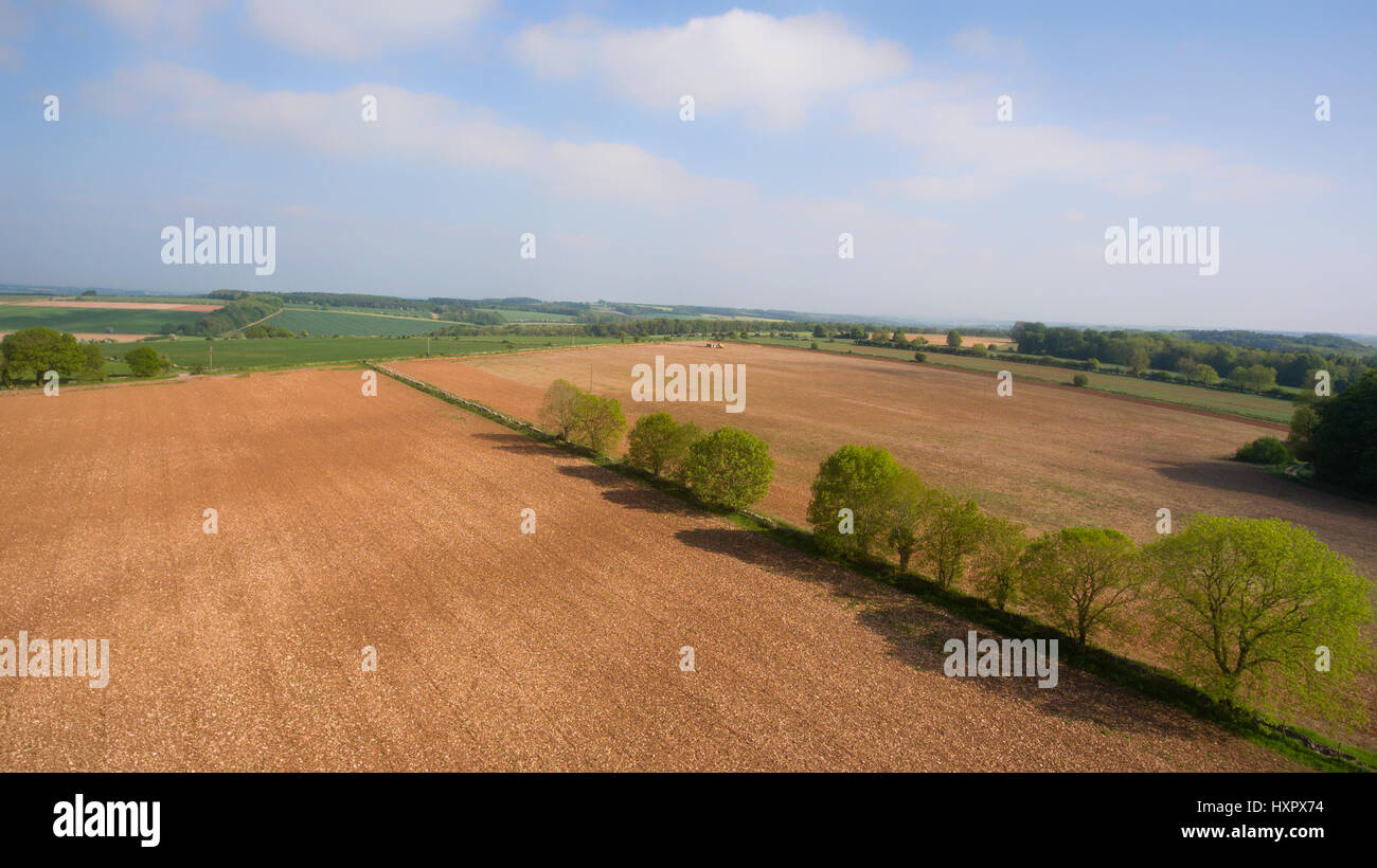 Vue aérienne d'une ferme avec terrain non cultivés, le sol labouré prêt pour les semences Banque D'Images