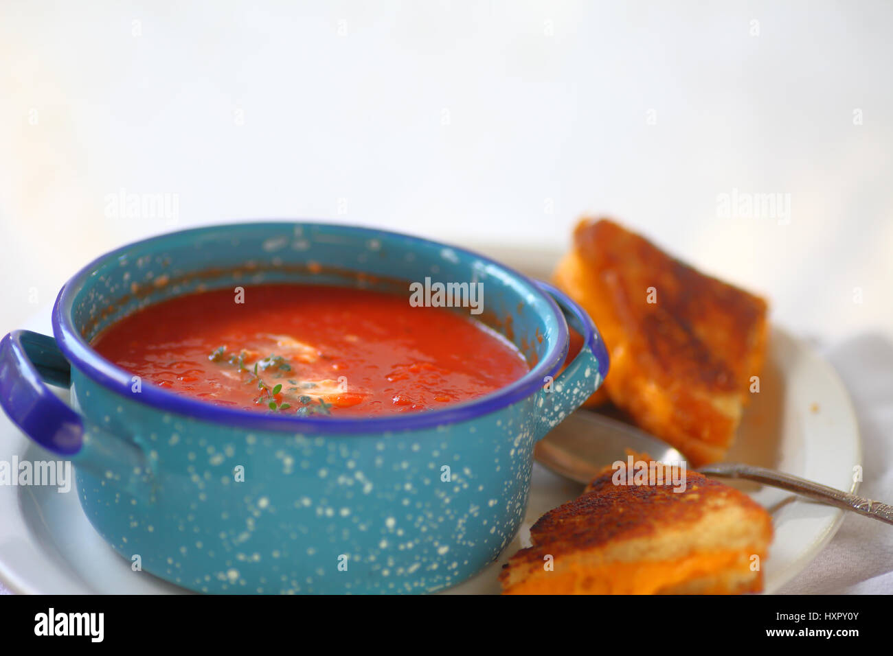 Soupe de tomate avec thym frais, sandwich au fromage et de place pour le texte Banque D'Images