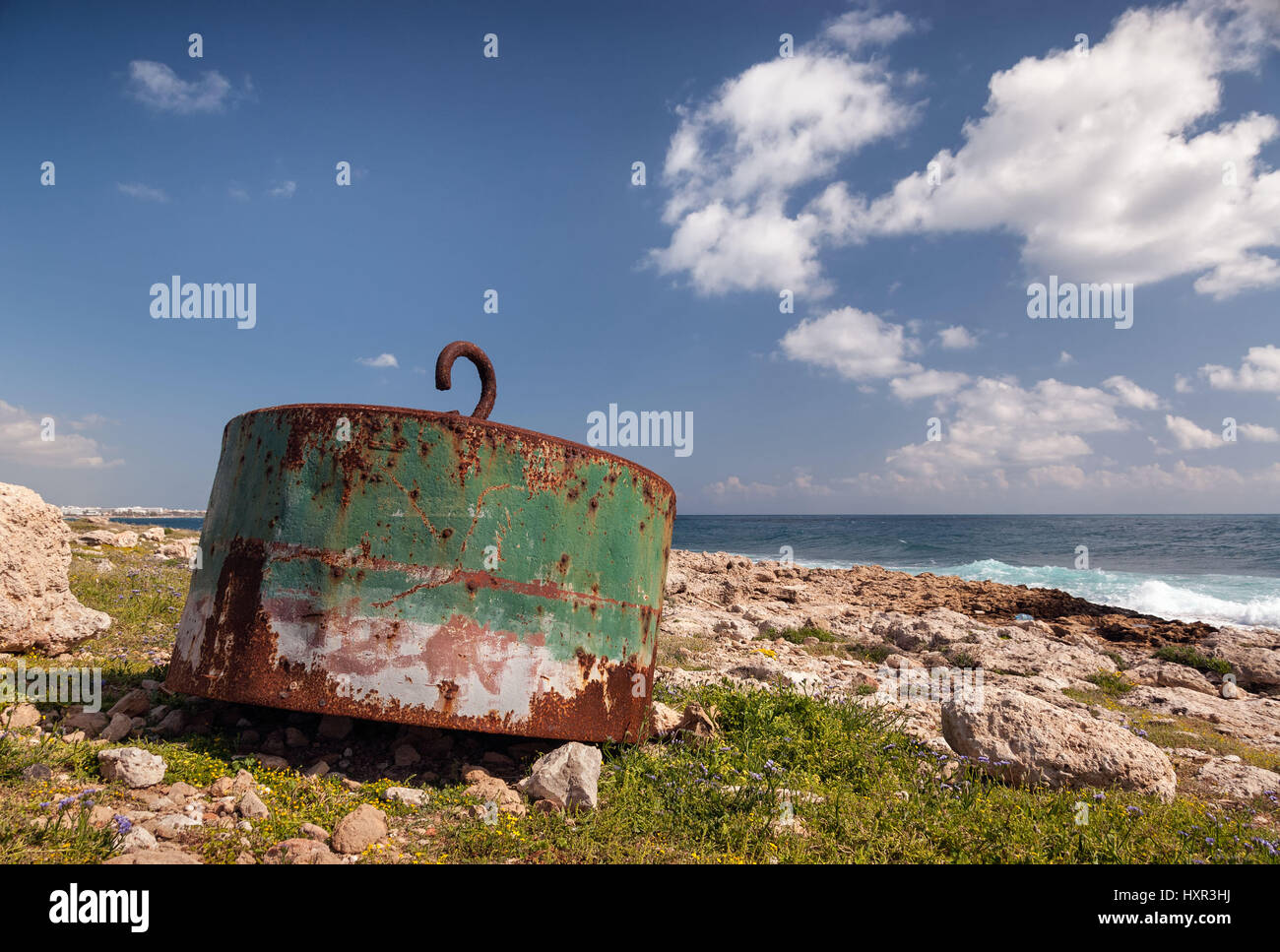 Rusty endommagés sur le rivage d'ancrage bouées océaniques. Donne l'impression d'une grande baignoire plug Banque D'Images