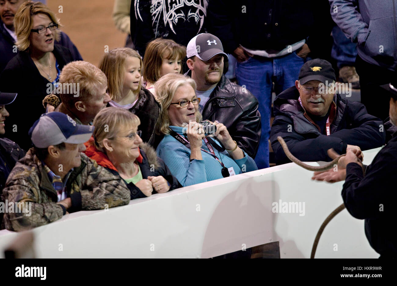 Une foule de spectateurs réagissent face à un serpent roi illustré par un bénévole gestionnaire Jaycee serpent au cours de la 51e assemblée annuelle Sweetwater Texas Rattlesnake Round-Up le 13 mars 2009 à Versailles. Au cours de l'événement de trois jours environ 240 000 livres de crotale seront recueillies, traites et servi à l'appui de la charité. Banque D'Images