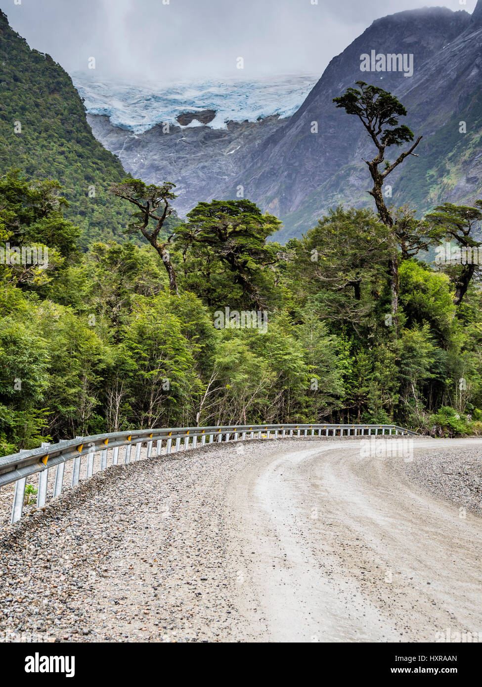 Route Carretera Austral au sud de Puyuhuapi, glacier au-dessus de forêt tropicale, Patagonie, Chili Banque D'Images