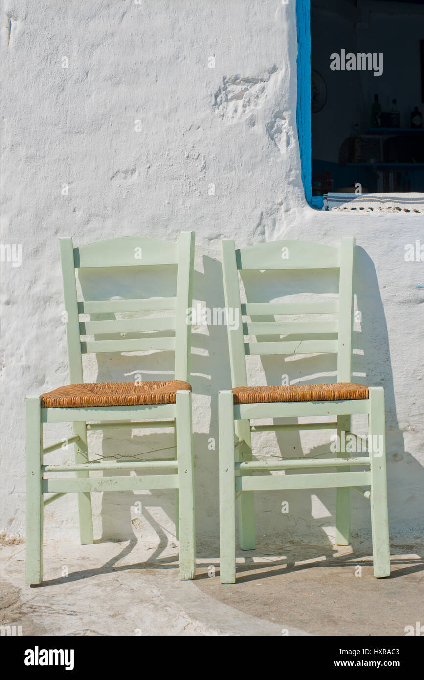 Coffee House, Cafeneion avec porte et fenêtres bleu et vert chaises dans l'île de Schinoussa à midi, Cyclades, Grèce Banque D'Images