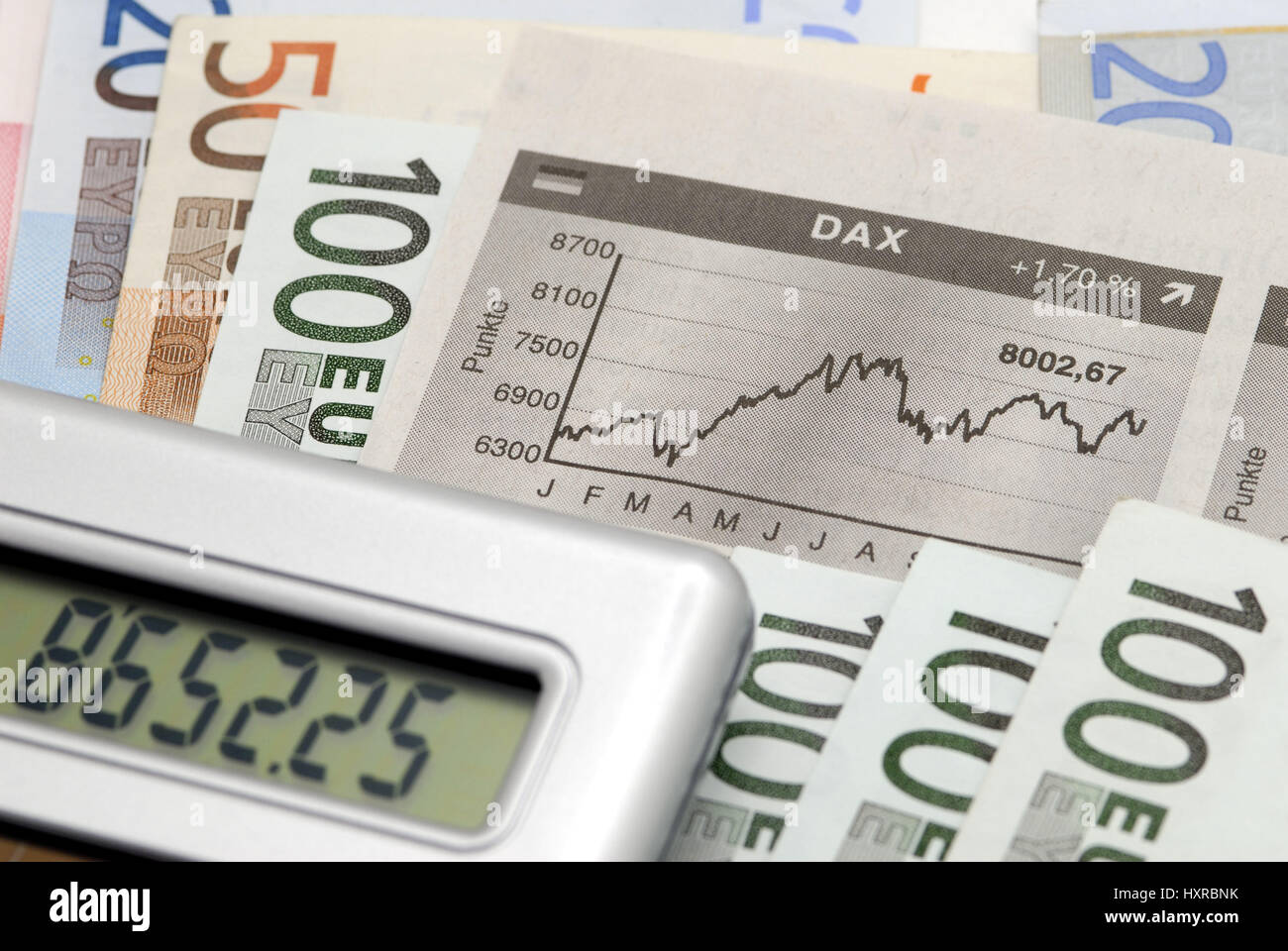 L Argent Euro Euros Billets De Banque Bank Note Calculatrice De Poche Le Profit Les Benefices La Bourse Prix Du Marche Actions Partager Les Profits De Valeurs Mobilieres Dax G Photo Stock