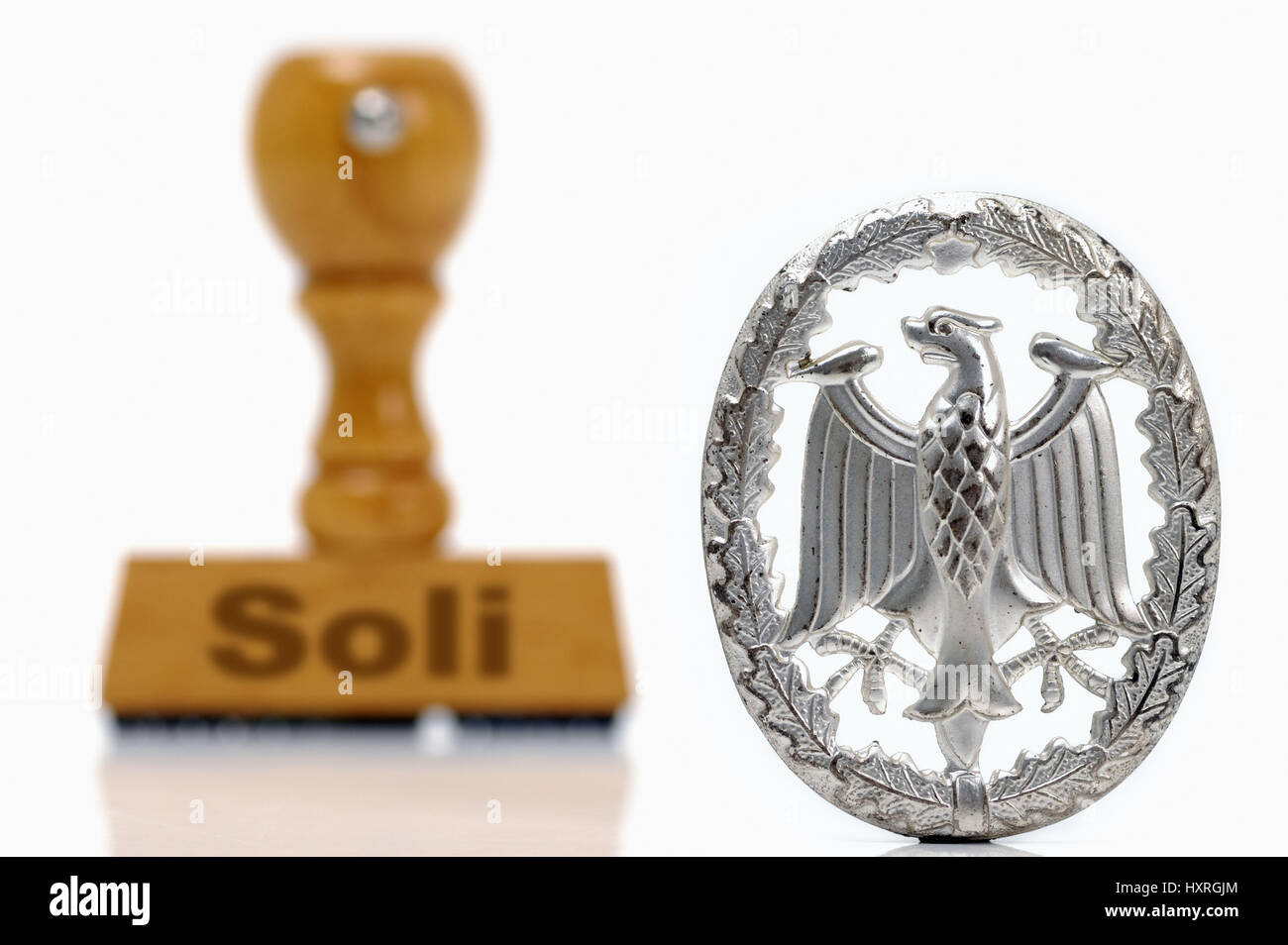 Timbre avec l'étiquette Soli avant l'Allemand aigle fédéral, l'impôt de solidarité, Stempel mit der Aufschrift Bundesadler, vor Soli deutschem Solidaritätszuschlag Banque D'Images