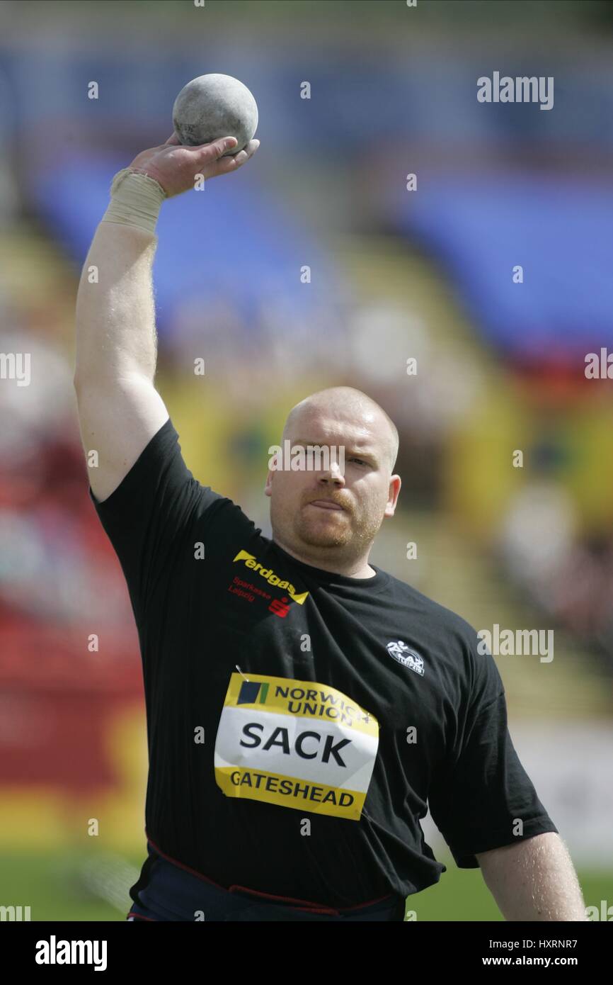 RENE SAC LANCER DU GATESHEAD GATESHEAD INTERNATIONAL STADIUM ANGLETERRE 27 Juin 2004 Banque D'Images