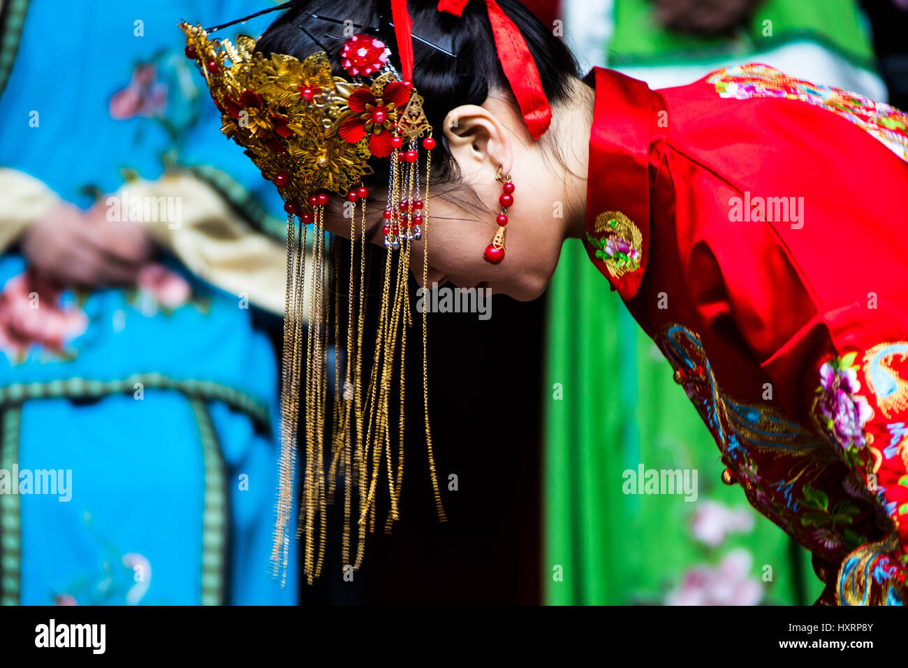 Reenactor portant des vêtements traditionnels, Xidi, chinois traditionnel village, Huizhou, Chine Banque D'Images