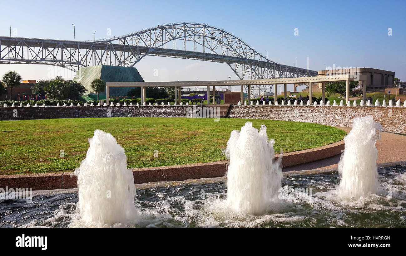 Corpus Christi Harbour Bridge à partir de l'eau jardins au Bayfront Science Park Banque D'Images