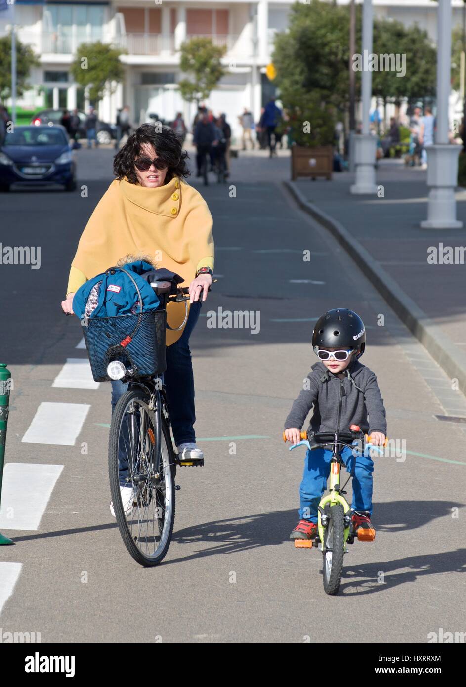 La mère et l'enfant la bicyclette ensemble Banque D'Images