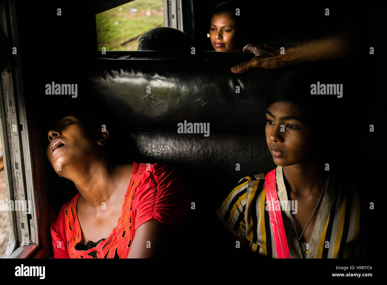 Sri Lanka Train. Ce train voyage la route de Colombo à Galle et a déjà été balayé par le tsunami, jumelés au Sri Lanka. Banque D'Images