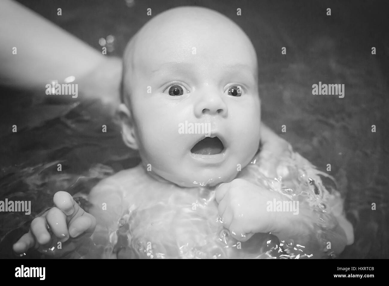 Bambin tirant sur la couche pleurant