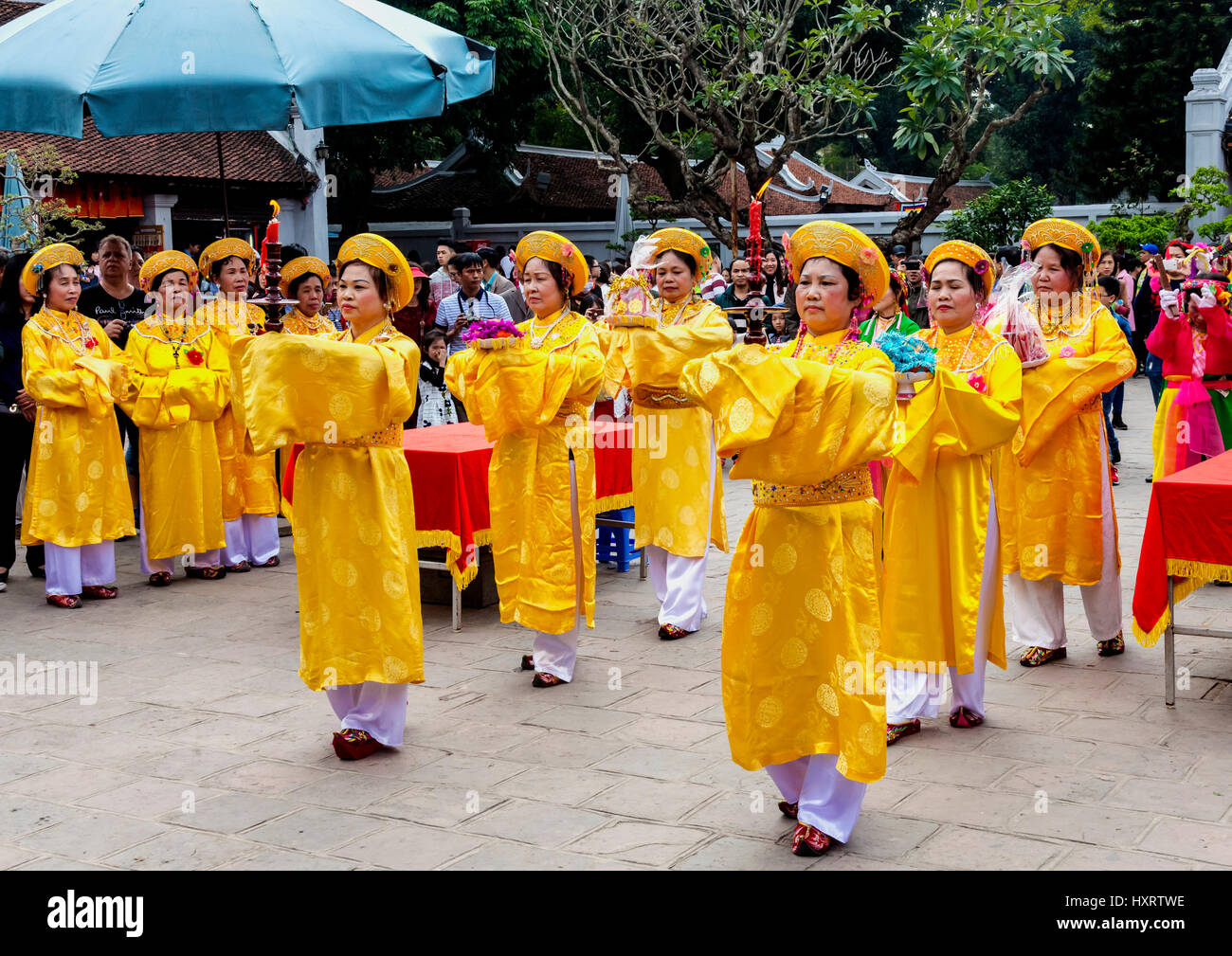 Habillés de couleurs vives les femmes participent à des célébrations du Nouvel An lunaire Banque D'Images