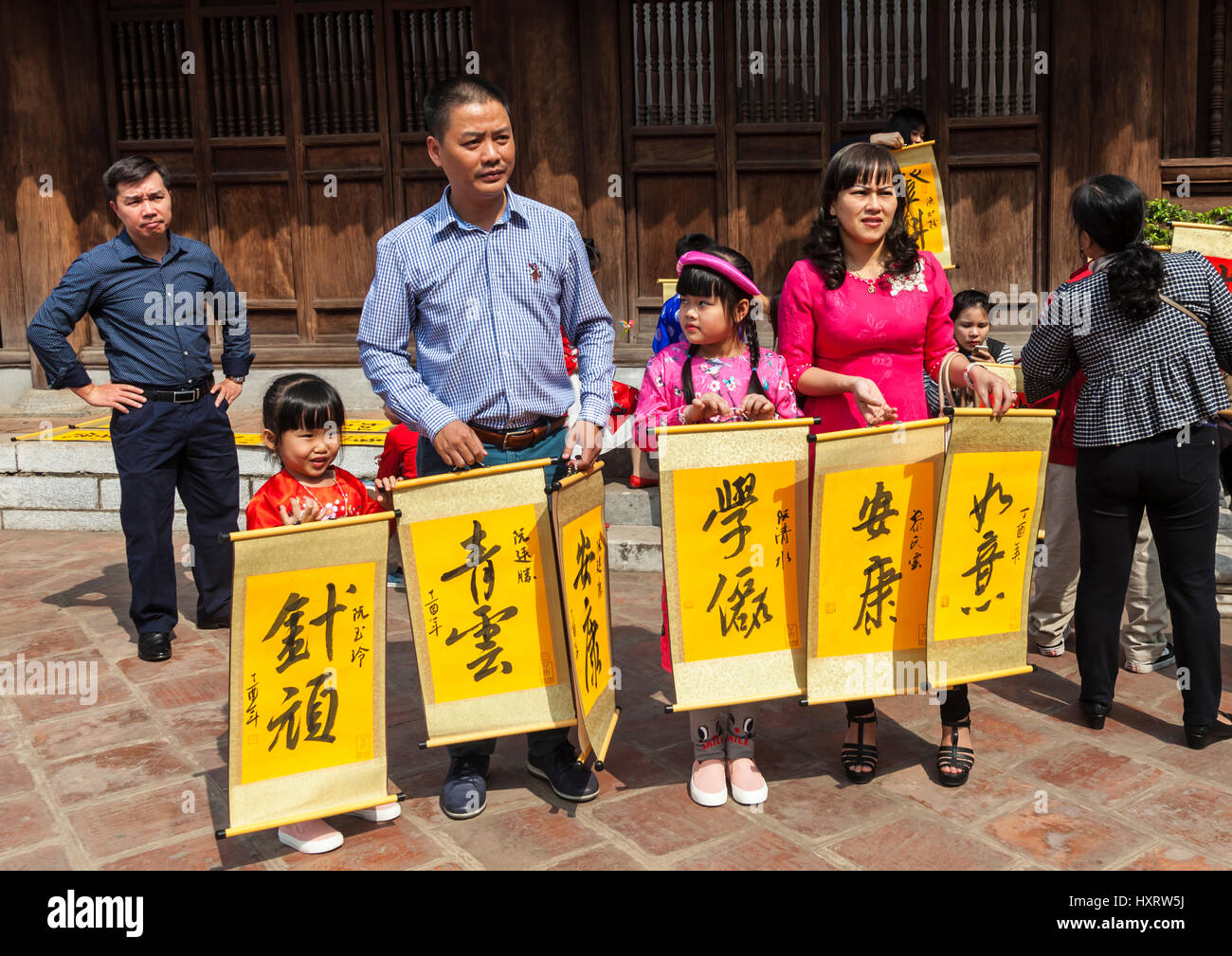 Famille vietnamienne qui pose pour la photo de la nouvelle année lunaire Banque D'Images