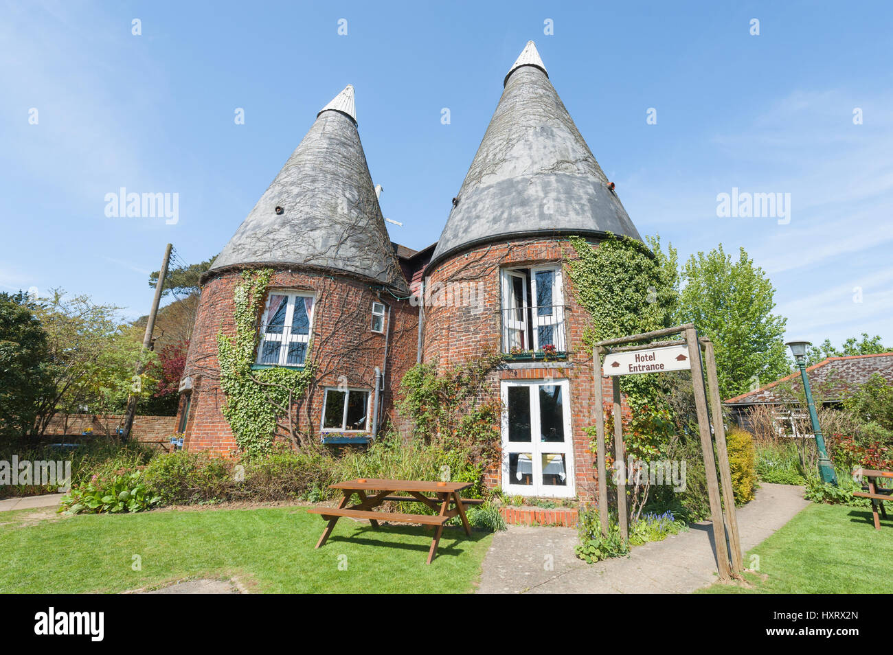 Rye, East Sussex, Royaume-Uni - 16 Avril 2014 : l'insolite Playden Oasts Hotel, près de Rye, East Sussex, UK. Initialement construit pour sécher le houblon pour la brasserie indust Banque D'Images