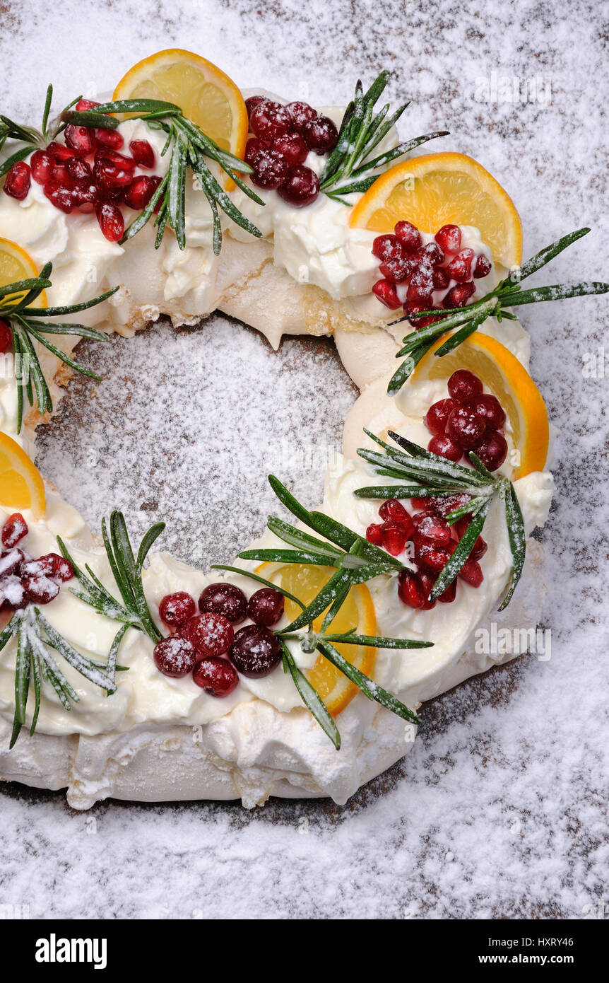 Pavlova Gateau A La Forme D Une Couronne De Noel De Meringue Avec Creme Grenade Canneberge Brins De Romarin Photo Stock Alamy Pavlova Gateau A La Forme D Une Couronne De Noel De Meringue Avec Creme Grenade Canneberge Brins De Romarin Photo Stock Alamy