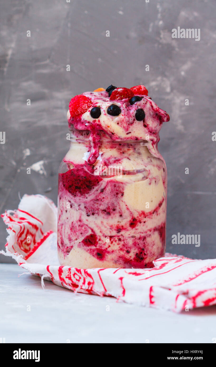 Berry Vegan glace agiter dans un bocal. L'amour pour une saine nourriture vegan concept Banque D'Images Berry Vegan glace agiter dans un bocal. L'amour pour une saine nourriture vegan concept Banque D'Images