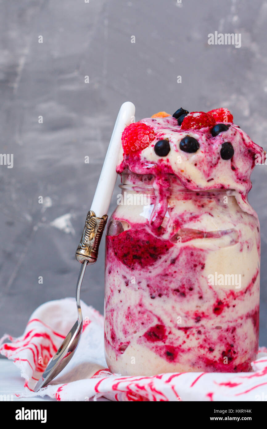 Berry Vegan glace agiter dans un bocal. L'amour pour une saine nourriture vegan concept Banque D'Images Berry Vegan glace agiter dans un bocal. L'amour pour une saine nourriture vegan concept Banque D'Images