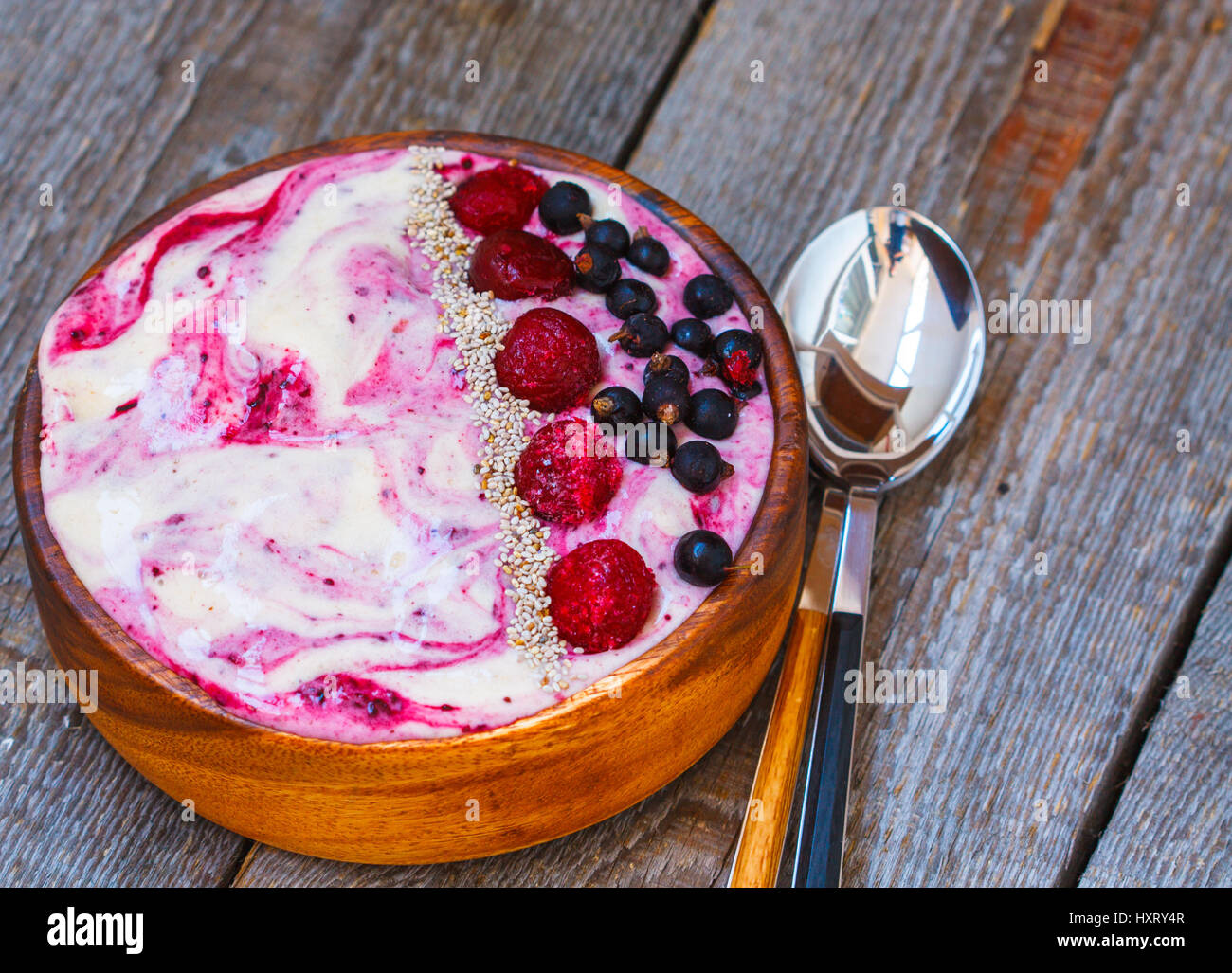 Berry Vegan glace agiter à bol en bois. L'amour pour une saine nourriture vegan concept Banque D'Images Berry Vegan glace agiter à bol en bois. L'amour pour une saine nourriture vegan concept Banque D'Images