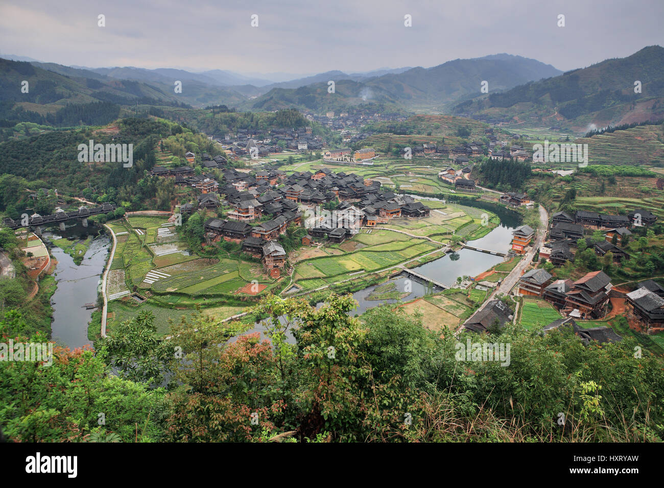 La province de Guangxi, Sanjiang, Chine - 6 Avril 2010 : Chengyang Dong villages minoritaires, maisons paysannes dans une zone montagneuse au printemps, vue aérienne, co Banque D'Images