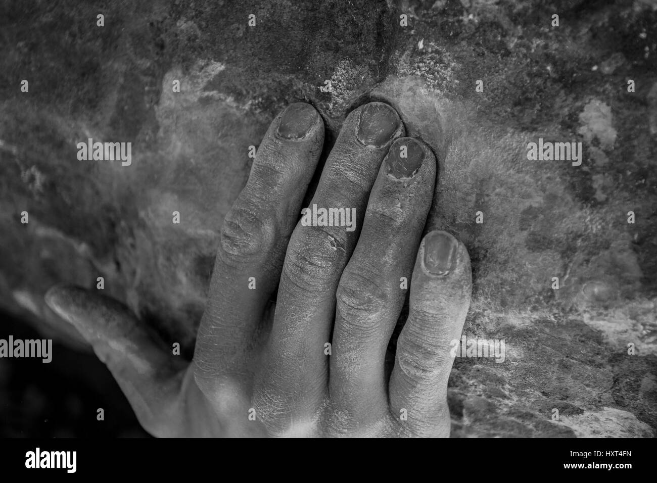 Close up shot noir et blanc d'hommes de main à la craie holding rock wall Banque D'Images