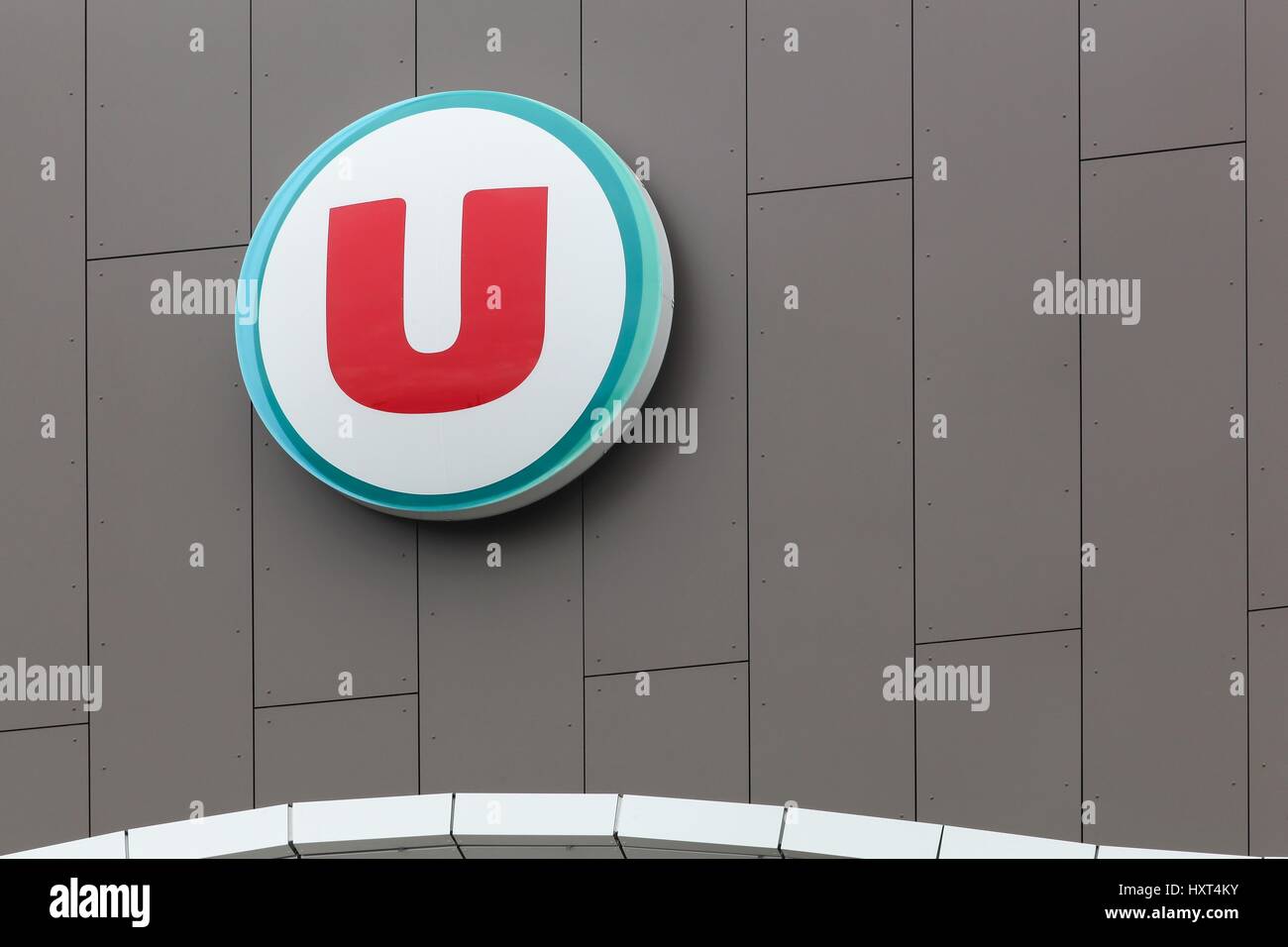 Orléans, France - 19 mars 2017 : Systeme U est une coopérative de détaillants français avec huit cent hypermarchés et supermarchés indépendants Banque D'Images