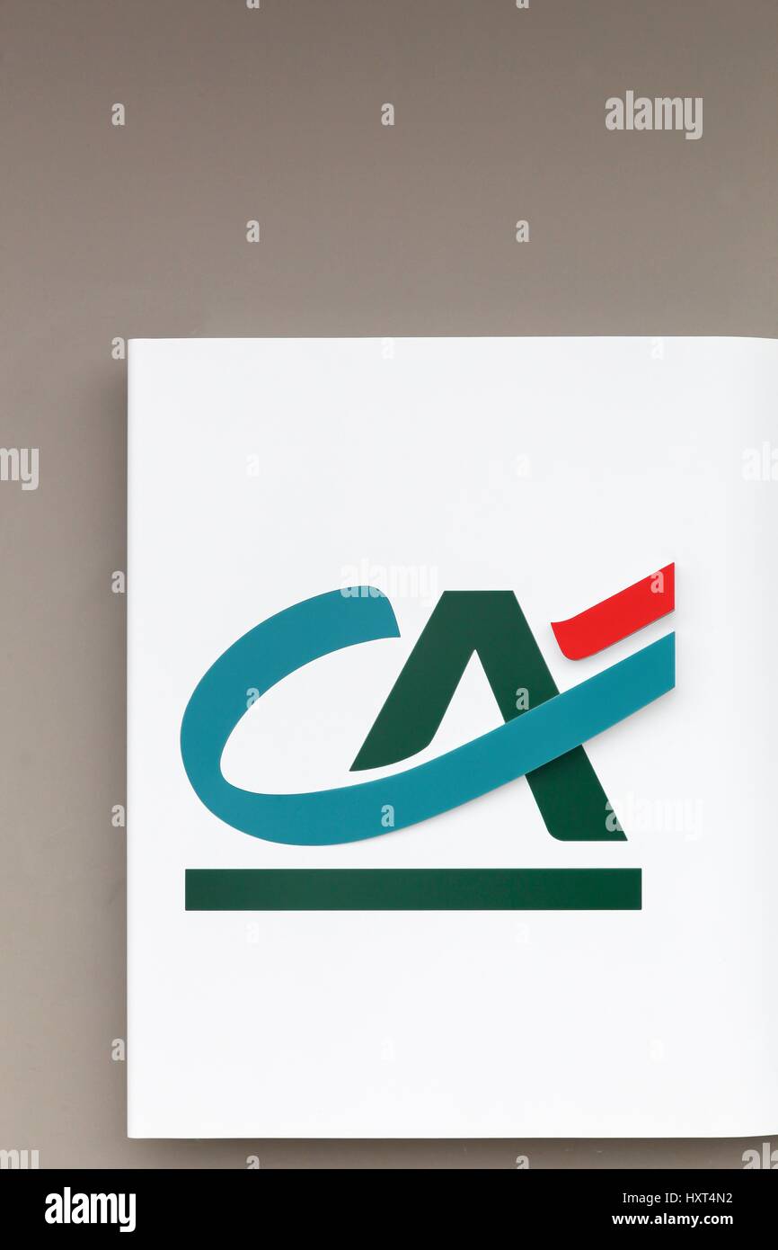 Orléans, France - 19 mars 2017 : Crédit Agricole logo sur un mur. Le Crédit Agricole est un réseau français de banques coopératives et mutualistes Banque D'Images