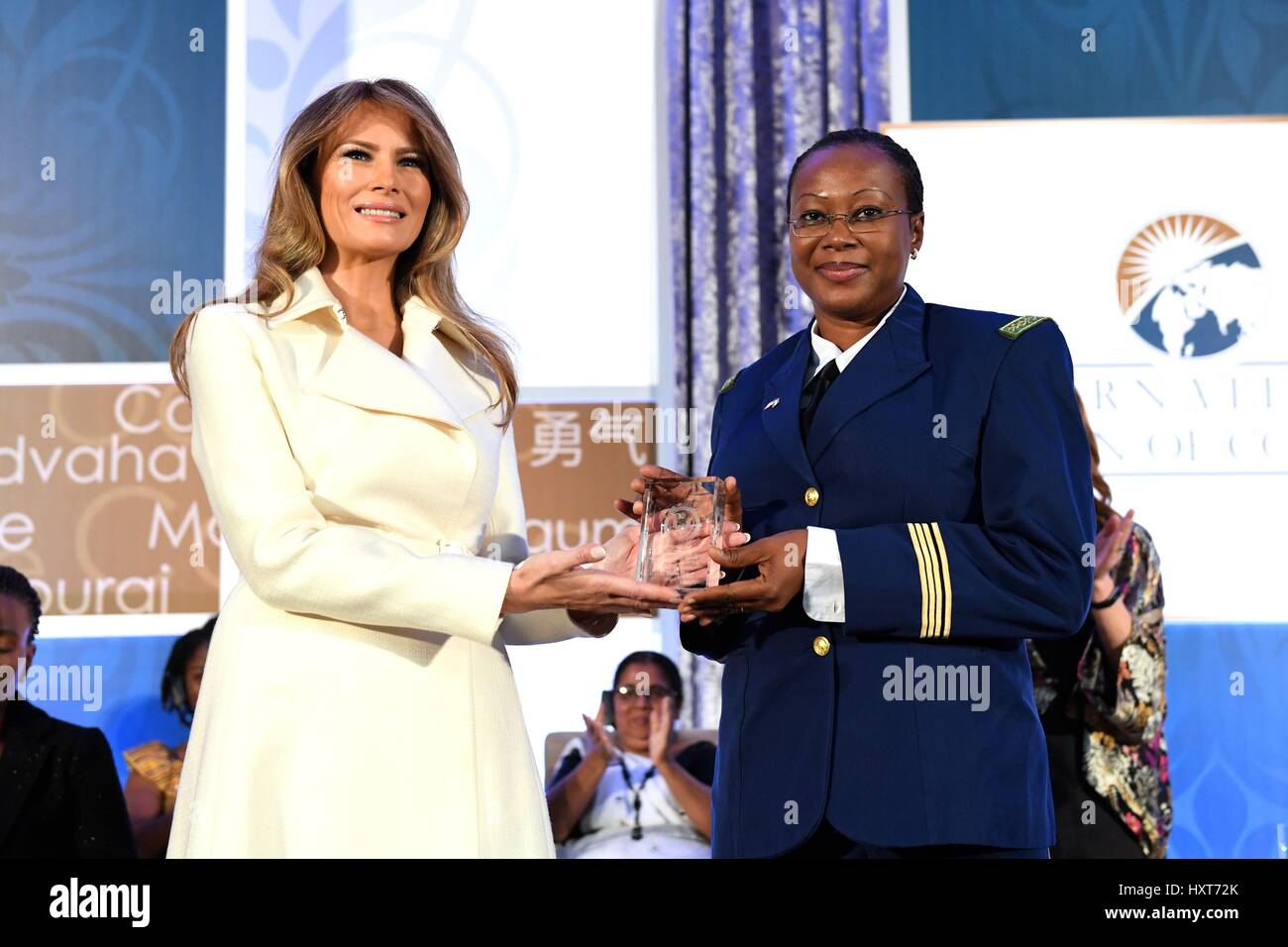 Première Dame des États-Unis Melania Trump présente des Aichatou Ousmane Issaka du Niger avec l'International Women of Courage Award lors d'une cérémonie le 29 mars 2017 à Washington, D.C. Banque D'Images