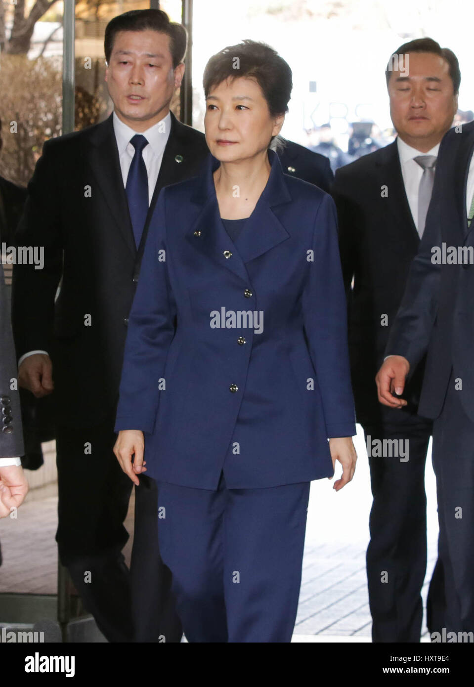 Séoul, Corée du Sud. 30Th Mar, 2017. L'ancien Président sud-coréen Park Geun-hye (C) arrive à la Cour du District Central de Séoul à Séoul le 30 mars 2017. Park Geun-hye le jeudi est apparu dans la cour qui décidera d'émettre un mandat d'arrêt pour elle plus d'un scandale de corruption conduisant à sa mise en accusation. Source : Xinhua/Alamy Live News Banque D'Images