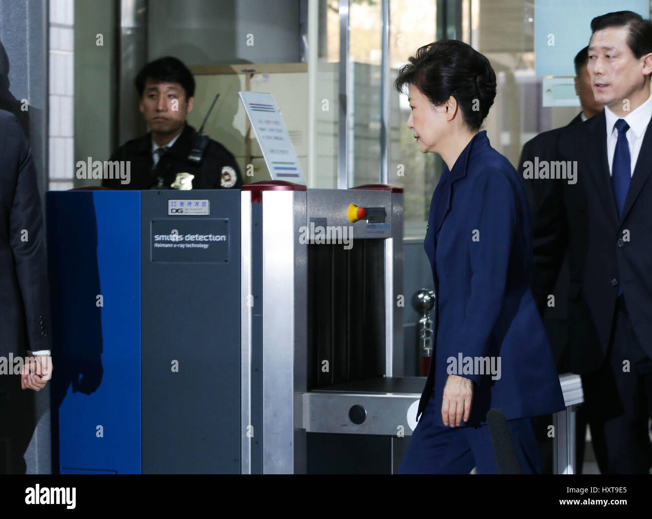 Séoul, Corée du Sud. 30Th Mar, 2017. L'ancien Président sud-coréen Park Geun-hye (2R)arrive à la Cour du District Central de Séoul à Séoul le 30 mars 2017. Park Geun-hye le jeudi est apparu dans la cour qui décidera d'émettre un mandat d'arrêt pour elle plus d'un scandale de corruption conduisant à sa mise en accusation. Source : Xinhua/Alamy Live News Banque D'Images