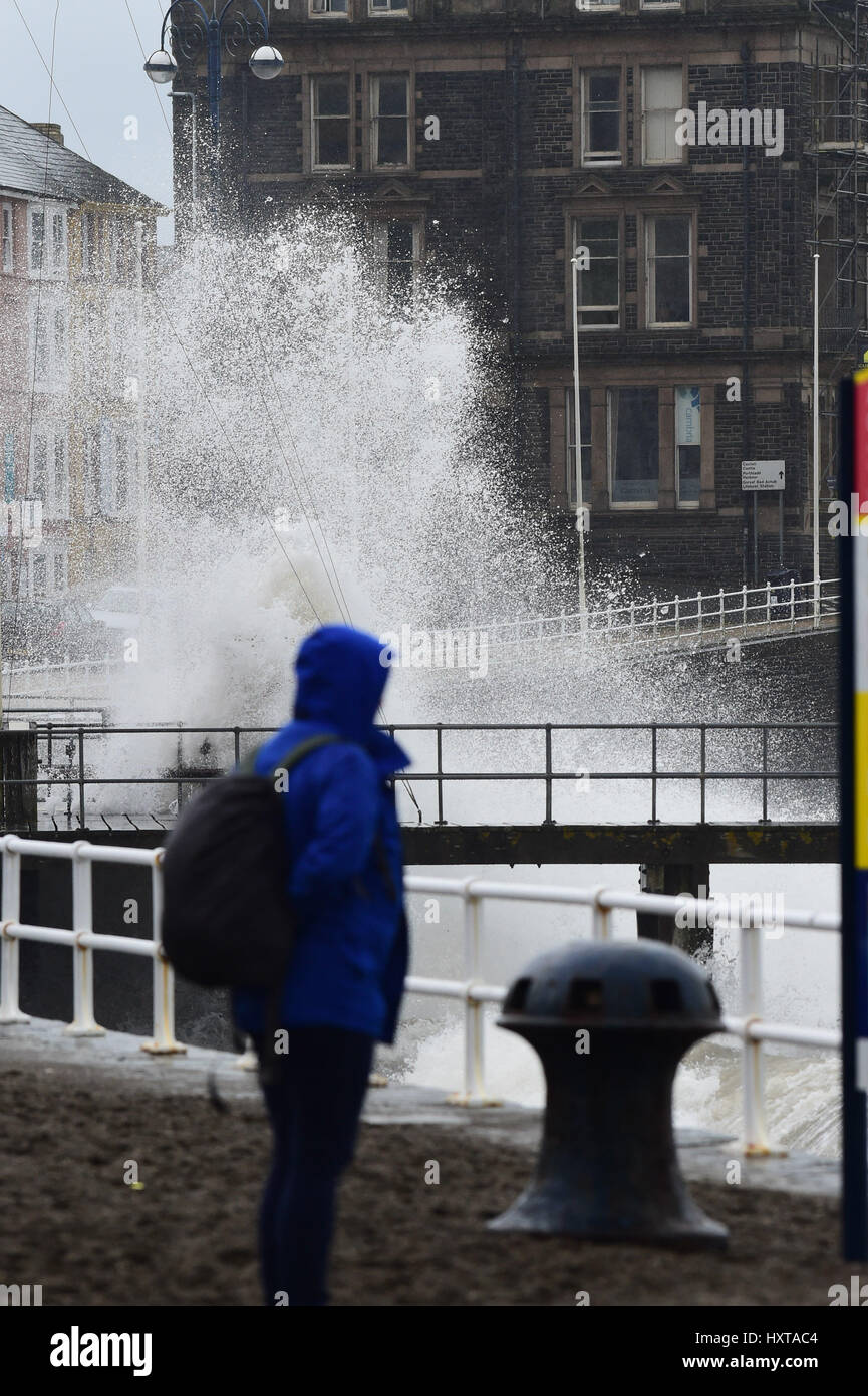 Pays de Galles Aberystwyth UK, jeudi 30 mars 2017 Royaume-Uni météo : Bien qu'une grande partie de l'est du Royaume-Uni se prélasser au soleil sur la journée la plus chaude de l'année jusqu'à présent, les conditions sont pires à Aberystwyth sur le côté ouest du pays, avec les nuages épais et les précipitations de pluie dominant la météo, ainsi qu'une mer fouettant la promenade crédit photo : Keith Morris / Alamy Live News Banque D'Images