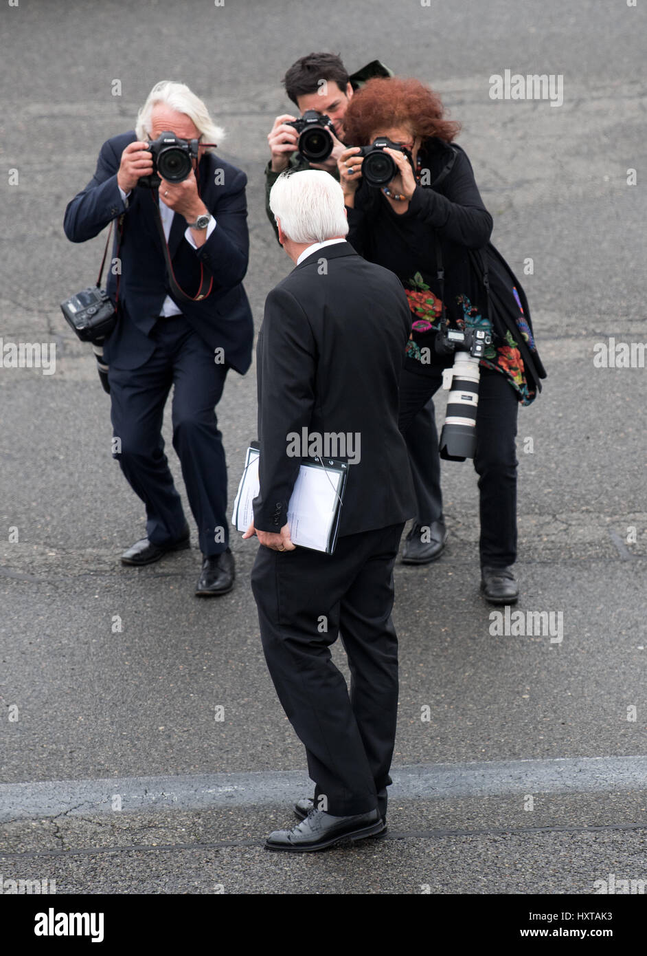 Berlin, Allemagne. 30Th Mar, 2017. Le Président allemand, Frank-Walter Steinmeier, monte dans un avion pour Paris fournis par l'armée allemande dans la section militaire de l'aéroport de Tegel, à Berlin, Allemagne, 30 mars 2017. Le nouveau président allemand fait sa première visite à l'office de tourisme de France. Photo : Bernd von Jutrczenka/dpa/Alamy Live News Banque D'Images