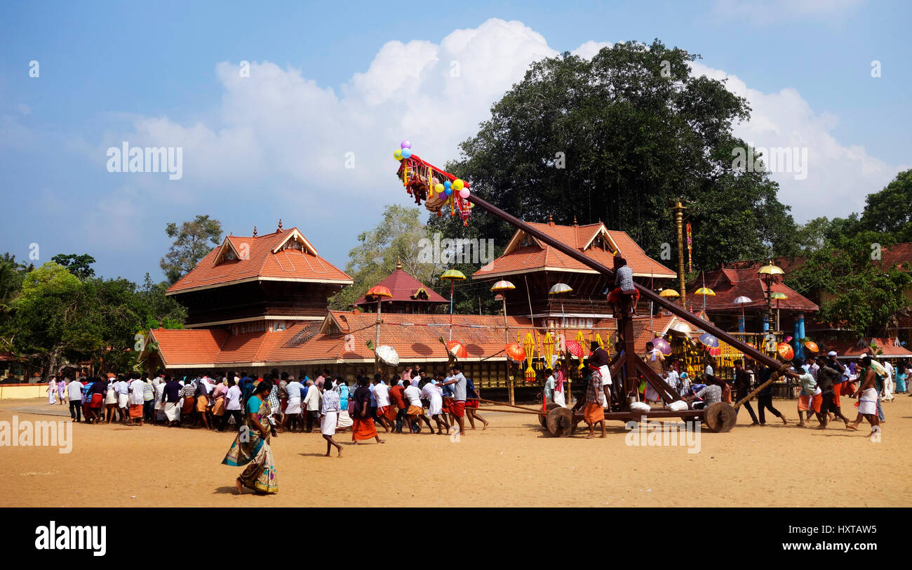 Chirayinkeesh, Thiruvananthapuram, Kerala, Inde. 30 mars, 2017. Festival de Meenabharani Garudan thookkam passe avec le matin à Sarkara Devi temple, Chirayinkeesh, Thiruvananthapuram, Kerala Crédit : Vincy lopez/Alamy Live News Banque D'Images