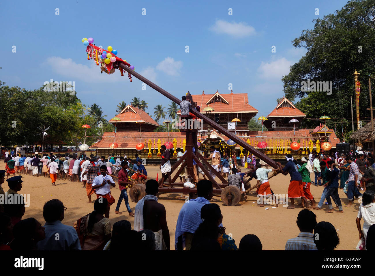 Chirayinkeesh, Thiruvananthapuram, Kerala, Inde. 30 mars, 2017. Festival de Meenabharani Garudan thookkam passe avec le matin à Sarkara Devi temple, Chirayinkeesh, Thiruvananthapuram, Kerala Crédit : Vincy lopez/Alamy Live News Banque D'Images