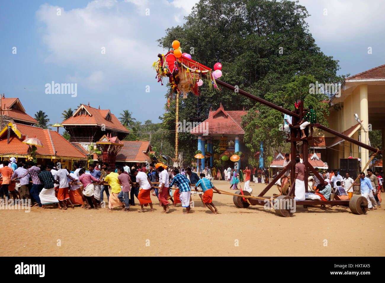 Chirayinkeesh, Thiruvananthapuram, Kerala, Inde. 30 mars, 2017. Festival de Meenabharani Garudan thookkam passe avec le matin à Sarkara Devi temple, Chirayinkeesh, Thiruvananthapuram, Kerala Crédit : Vincy lopez/Alamy Live News Banque D'Images