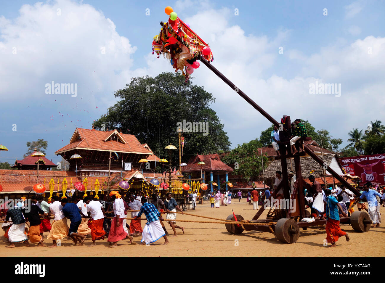 Chirayinkeesh, Thiruvananthapuram, Kerala, Inde. 30 mars, 2017. Festival de Meenabharani Garudan thookkam passe avec le matin à Sarkara Devi temple, Chirayinkeesh, Thiruvananthapuram, Kerala Crédit : Vincy lopez/Alamy Live News Banque D'Images