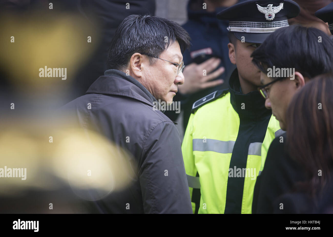 Séoul, Corée du Sud. 30 mars 2017. Ji-Man parc, Mar 30, 2017 : Parc Ji-Man (L), jeune frère de l'ancien président de la Corée du Sud, Park Geun-Hye, arrive chez elle avant qu'elle laisse à la Cour du District Central de Séoul à Séoul, Corée du Sud. La cour a tenu une audience le jeudi pour décider d'émettre un mandat d'arrêt pour elle sur des allégations de corruption qu'avait congédiée. Credit : AFLO Co.,Ltd/Alamy Live News Banque D'Images