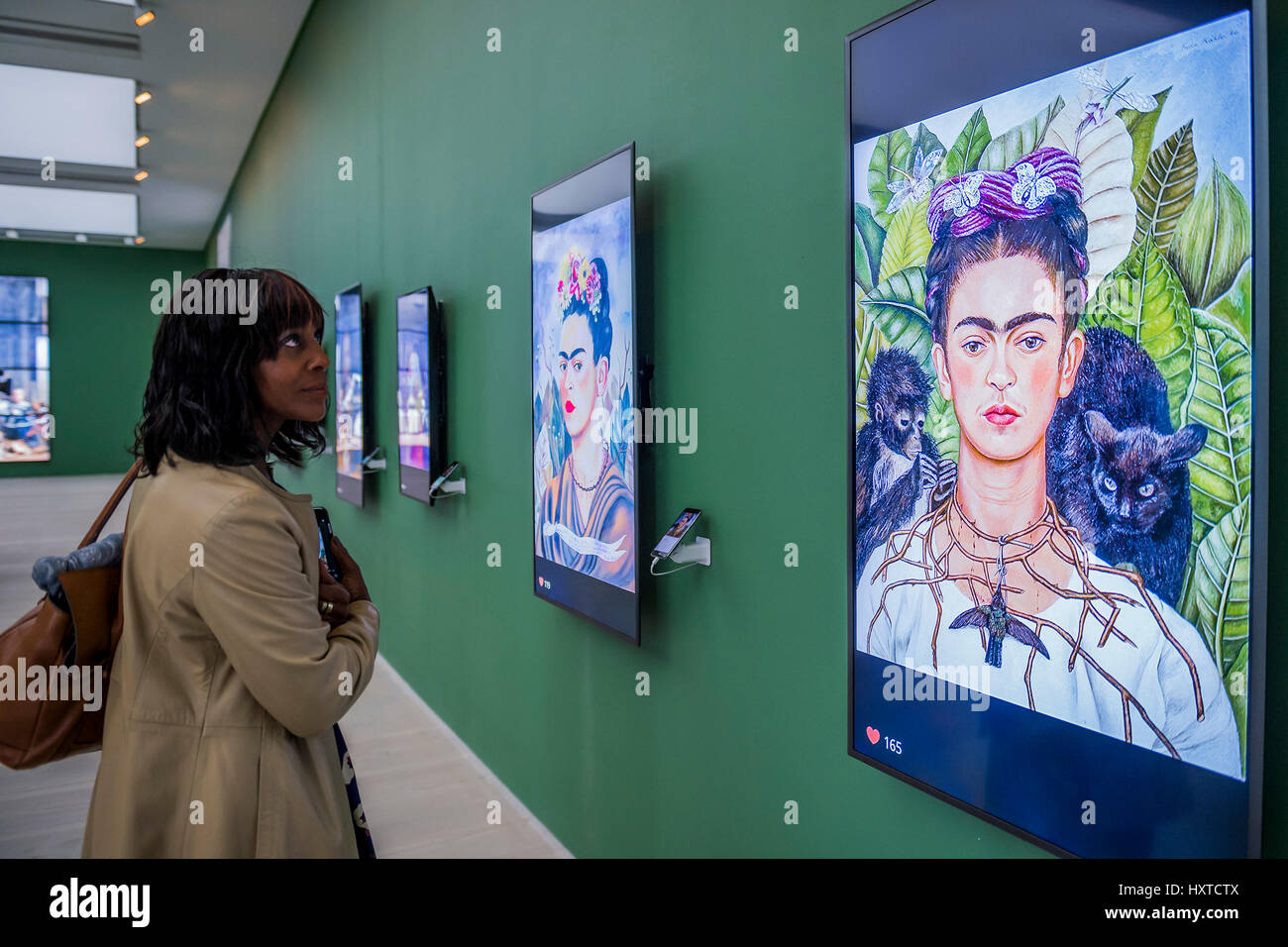 Londres, Royaume-Uni. 30Th Mar, 2017. Œuvres de Frida Kahlo/favoris sont populaires auprès des visiteurs - à partir de Créations pour l'Selfies à la Saatchi Gallery. L'exposition se penche sur l'histoire de la de Selfies portraitistes bien que de la vie d'autoportraits et fonctionnalités d'auto-portraits de Rembrandt, Van Gogh, Lucian Freud, Cindy Sherman, Tracey Emin, à travers de la vie d'autoportraits de Kim Kardashian, Hillary Clinton, Ryan Gosling, Trump et autres. Crédit : Guy Bell/Alamy Live News Banque D'Images