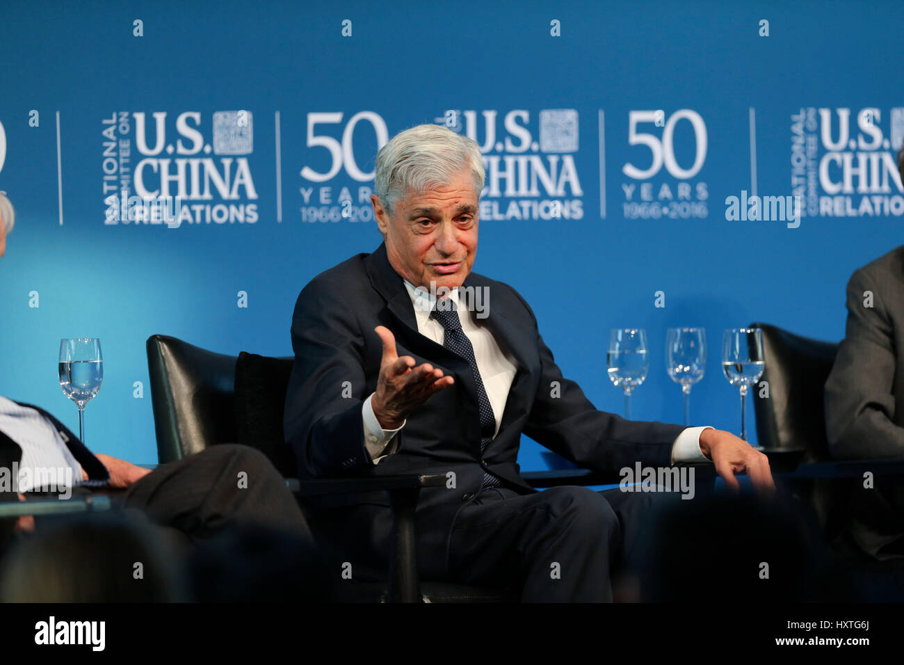 (170330) -- NEW YORK, 30 mars 2017 (Xinhua) -- l'ancien secrétaire américain au Trésor, Robert Rubin parle pendant le "leader parler : des secrétaires du Trésor à l'événement Chine-US SkyClub à New York, États-Unis, le 29 mars 2017. Ne pas laisser les petites différences dans les frictions et de porter atteinte à la relation économique sino-américaines, ce qui est essentiel pour l'économie mondiale. C'est parmi les remarques faites par l'ancien secrétaire du trésor américain W. Michael Blumenthal, Timothy Geithner, Jacob Lew, et Robert Rubin, lors d'une conversation avec Steve Orlins, chef du Comité national sur les relations sino-américaines, Banque D'Images