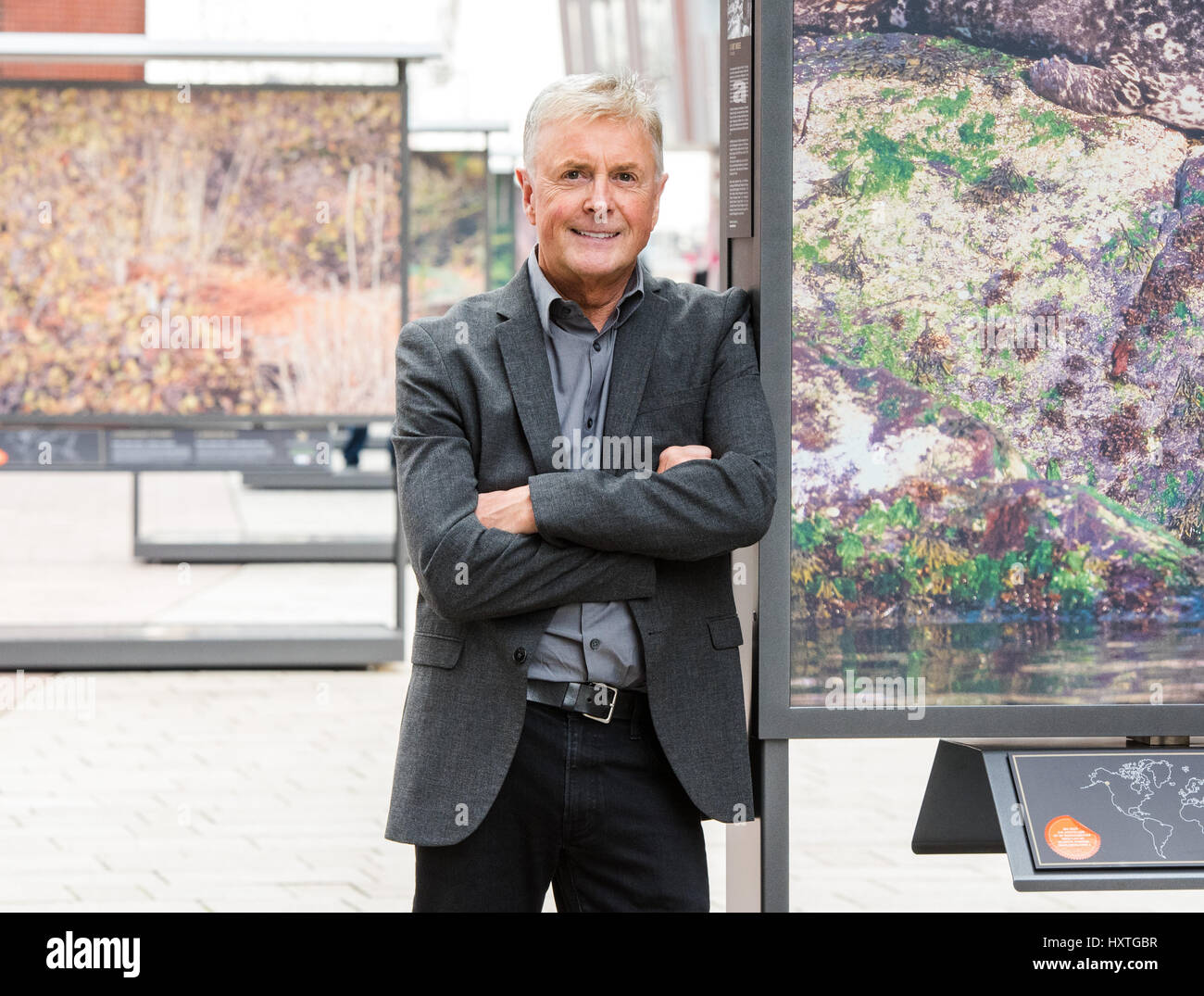 Hambourg, Allemagne. 30Th Mar, 2017. Art Wolfe est à côté d'un de ses œuvres exposées dans le cadre de la ville de Hambourg a un asterfully' dissimulée exposition à Hambourg, Allemagne, 30 mars 2017. L'exposition en plein air met en valeur le travail de la photographie de la nature américaine. Autour de 50 grandes photographies s'affiche jusqu'en juin 2017. Photo : Daniel Bockwoldt/dpa/Alamy Live News Banque D'Images