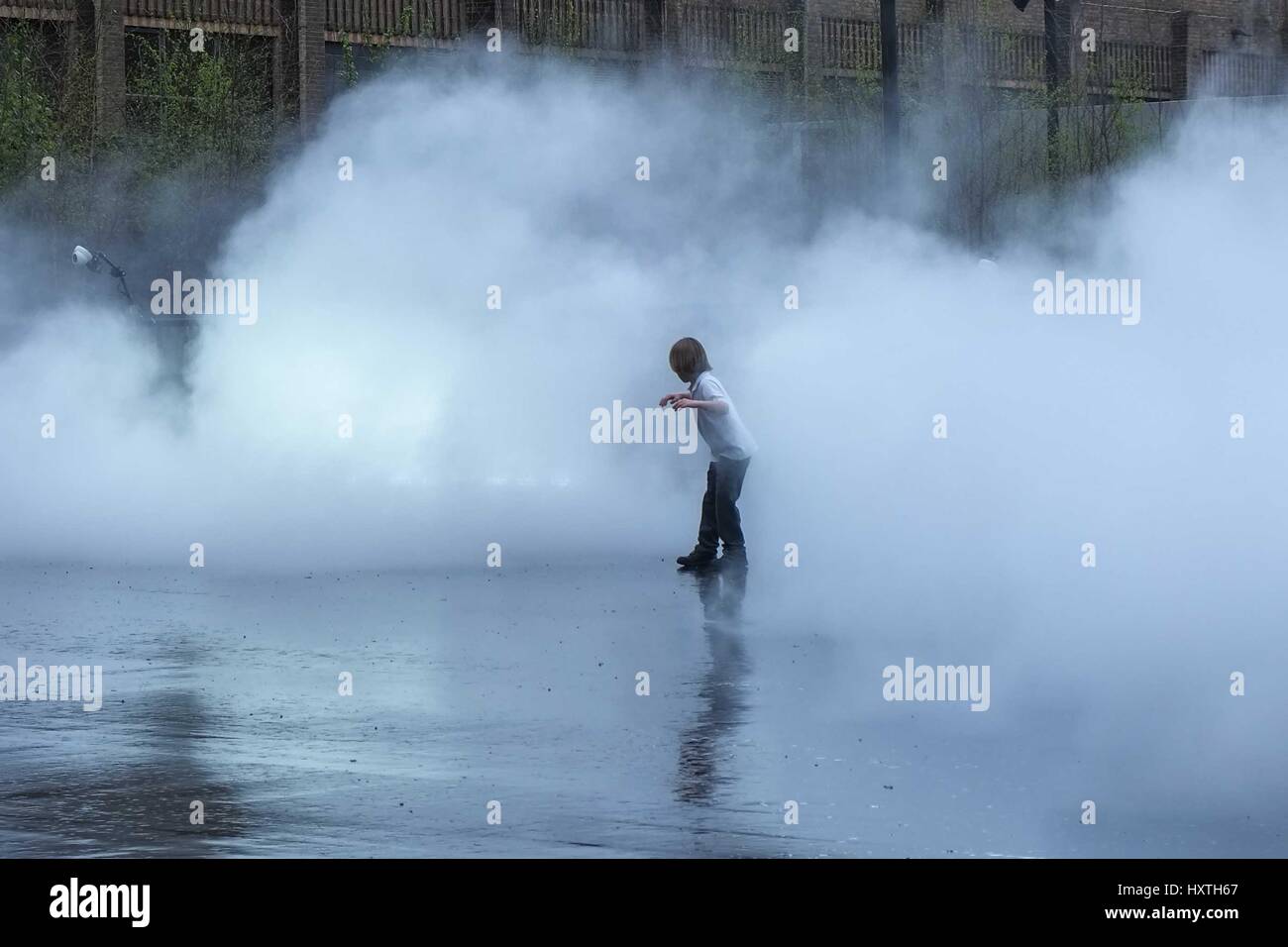 Londres : le 30 mars 2017. Sur la journée la plus chaude de l'année où la température à Londres atteint 22c les visiteurs de vous rafraîchir et d'interagir avec l'installation 'London Fog (2017)" par l'artiste japonaise Fujiko Nakaya à la Tate Modern. Crédit : claire doherty Alamy/Live News. Banque D'Images